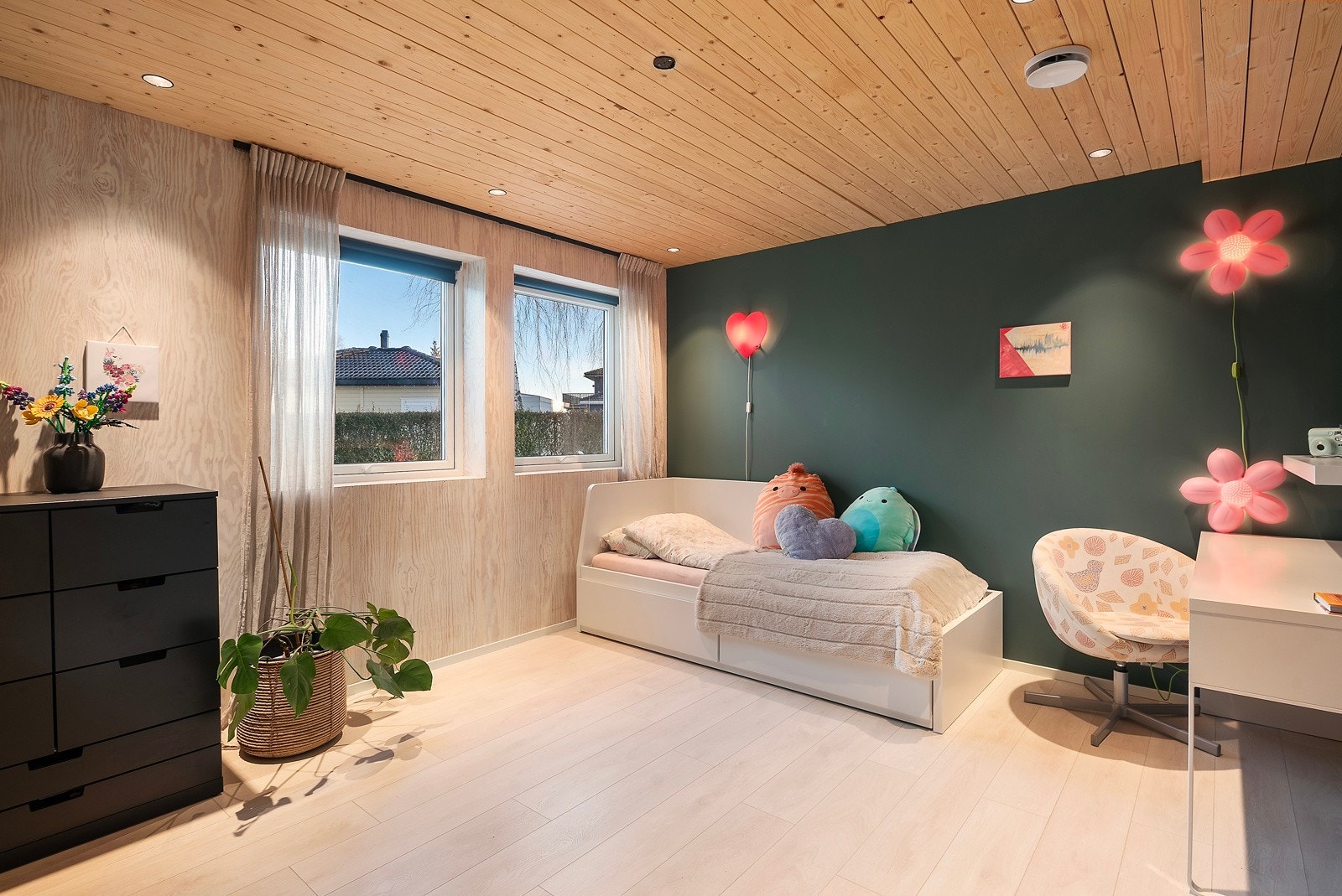 Det andre soverommet i etasjen er romslig - dette er et rom tenåringen i huset vil like Galleribilde