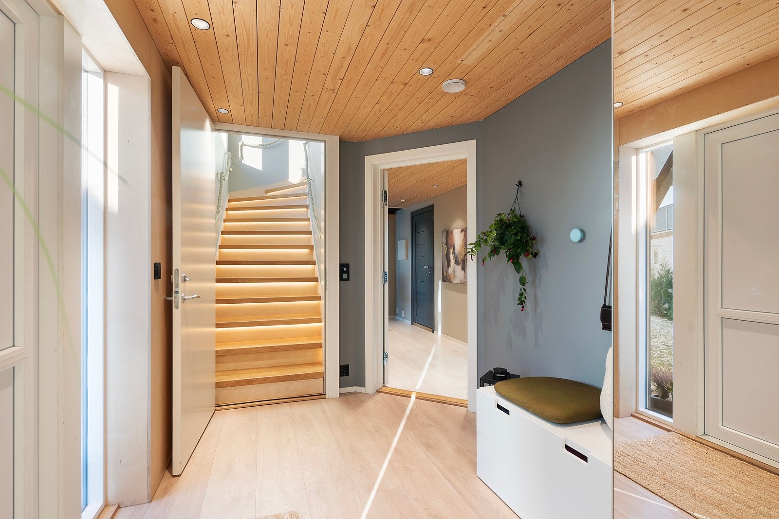 Garderobeskap med speildører gir deg praktisk oppbevaringsplass og et stilrent preg, samtidig som det er perfekt for å henge fra seg yttertøyet Galleribilde