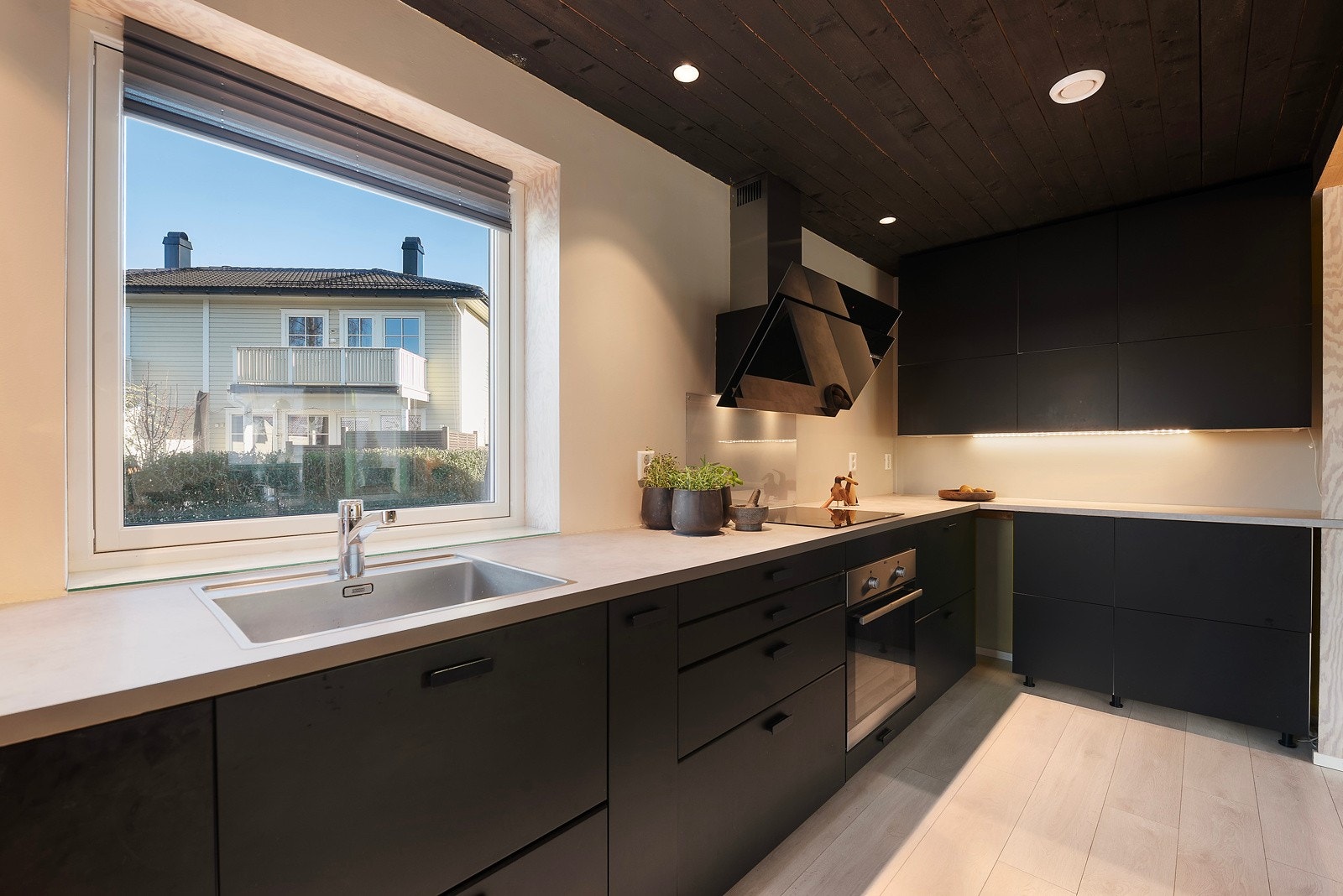 Dette er en bolig som byr på praktiske løsninger med kjøkken og bad i begge etasjer, stue i hver etasje, totalt 3 soverom og flotte uteplasser for hele familien Galleribilde