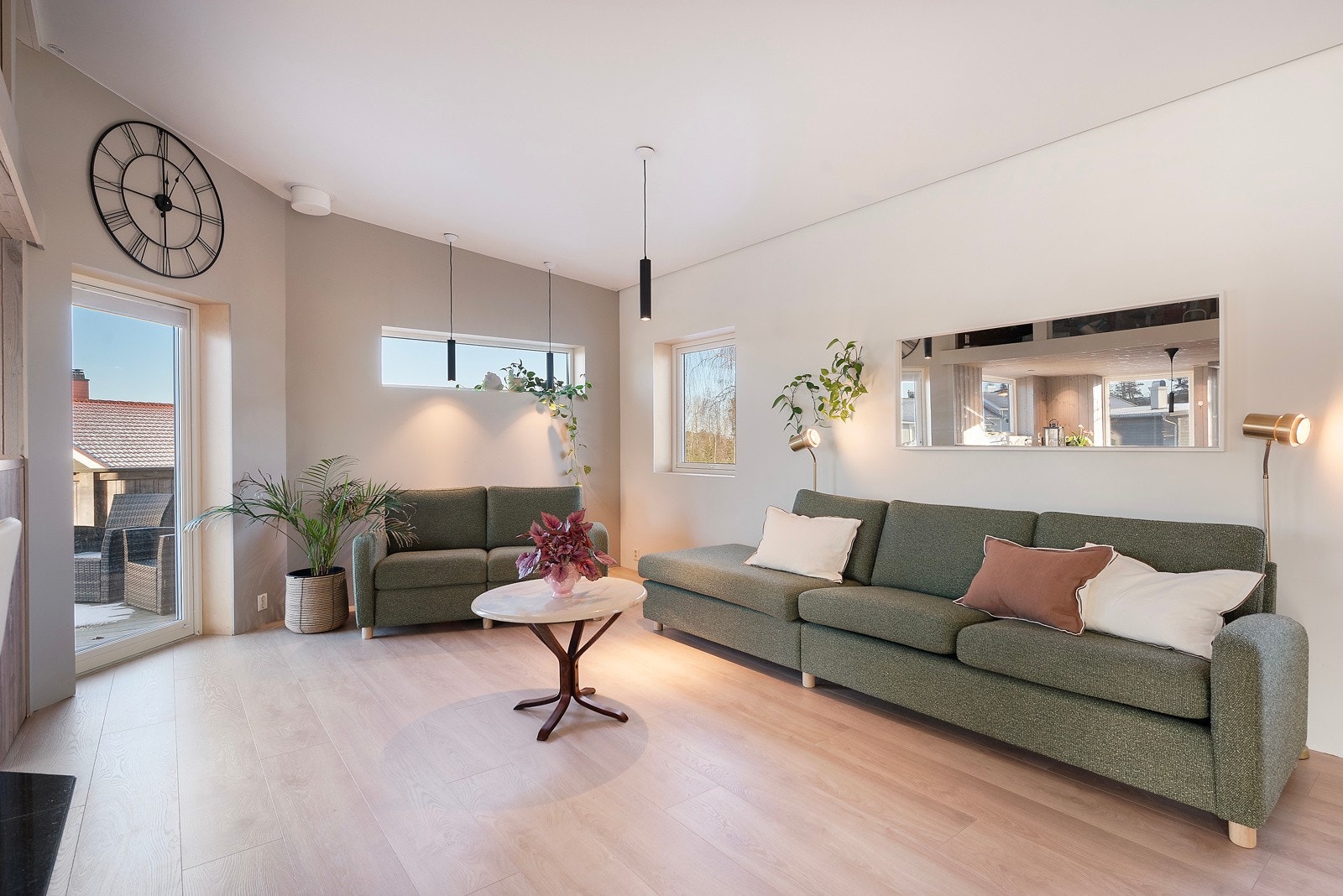 Her har du god plass til å møblere i ulike seksjoner, slik at du kan tilpasse rommet etter dine behov Galleribilde