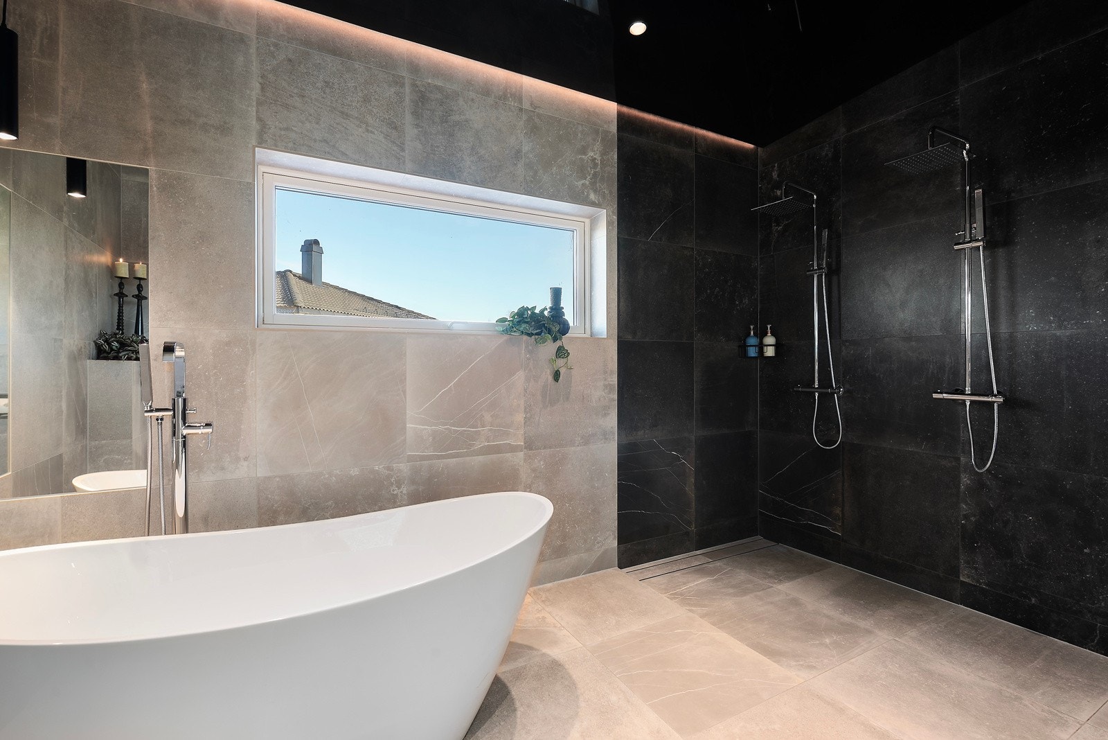 Badet byr på en dobbel dusj, som i 1. etasje, i tillegg til et deilig badekar Galleribilde