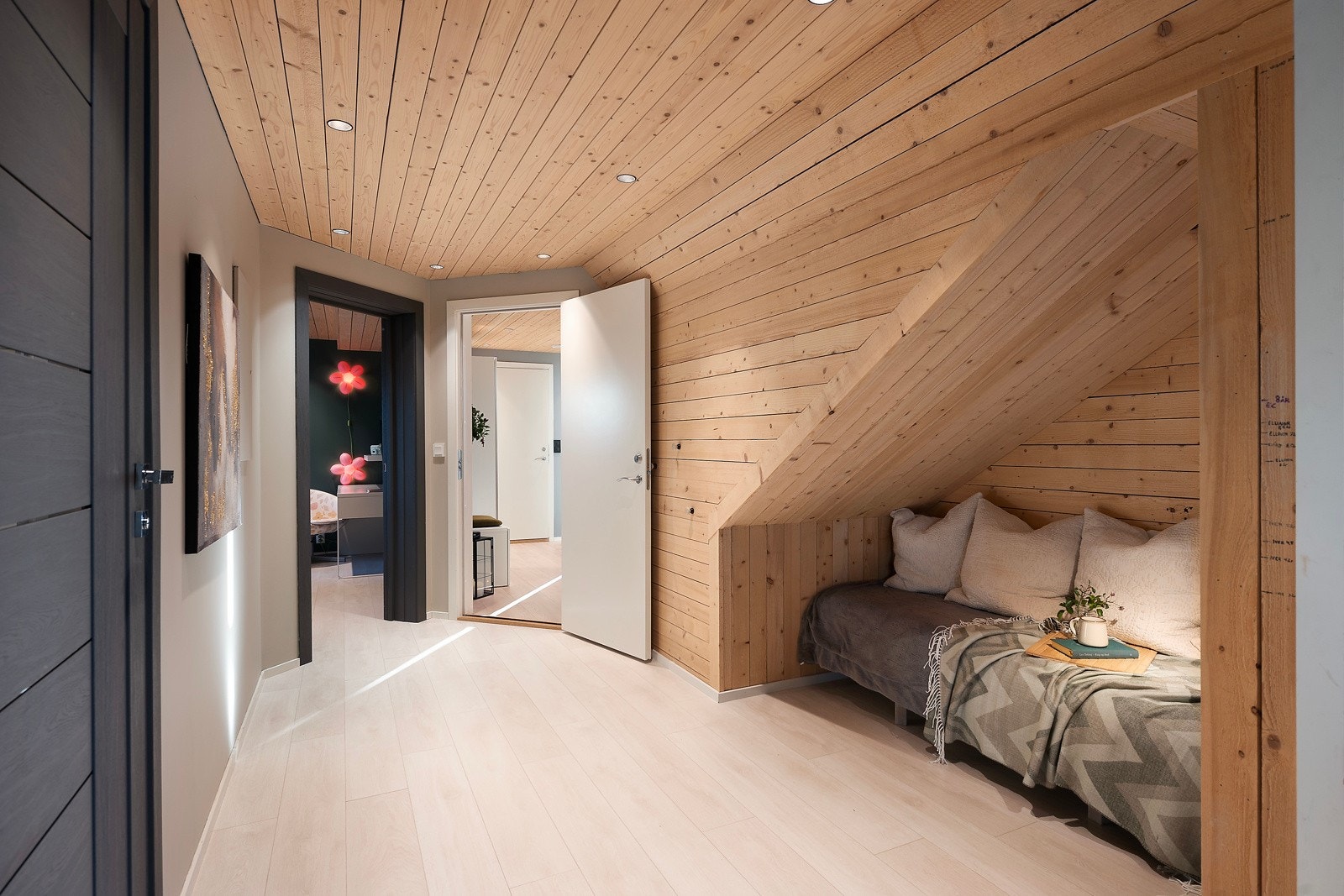 På vei inn mot stuen, vis-à-vis badet, finner du en koselig krok under trappen - perfekt som en hyggelig leseplass eller et praktisk hjemmekontor Galleribilde