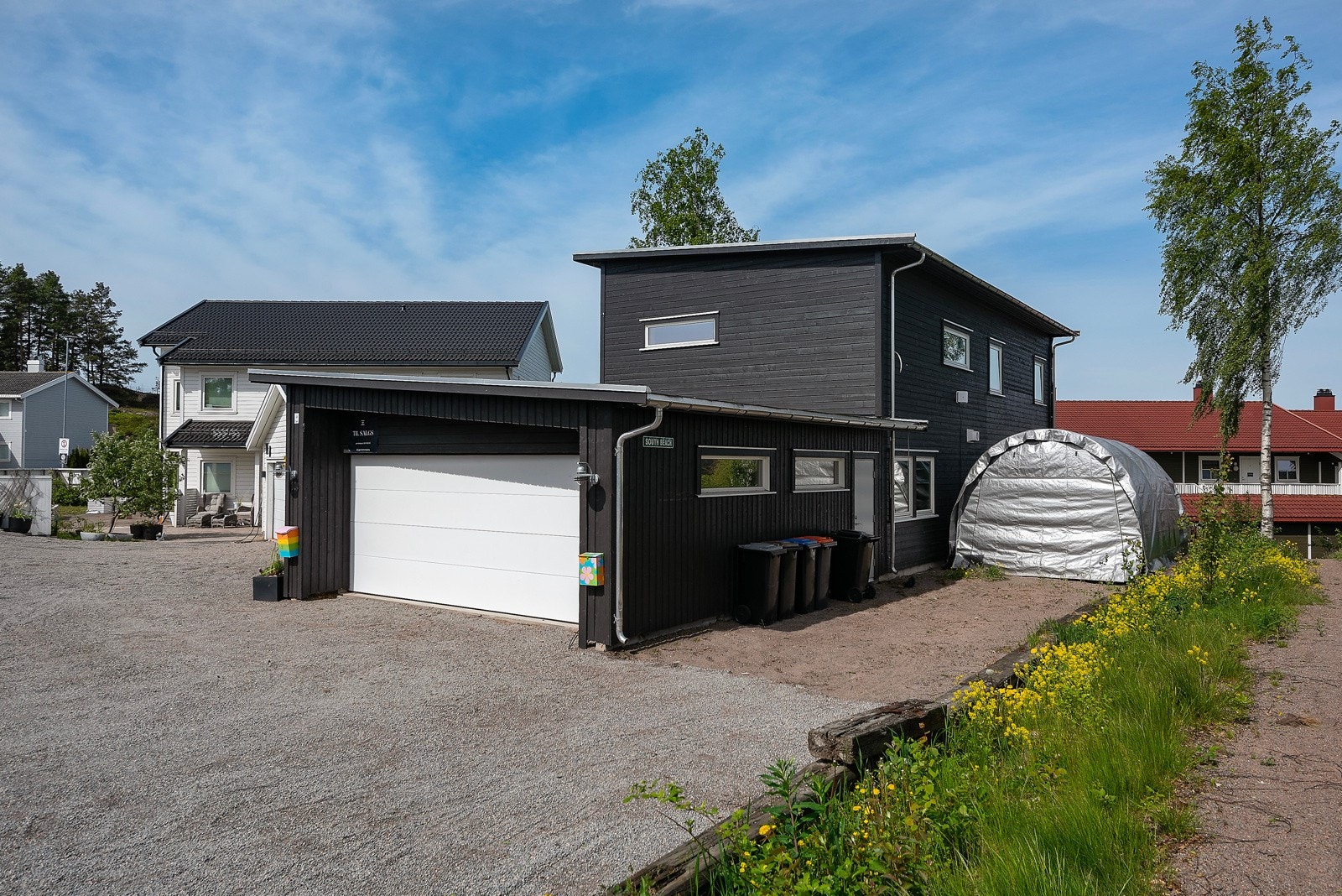 Det er også god plass bakenfor boligen for ytterligere parkering Galleribilde