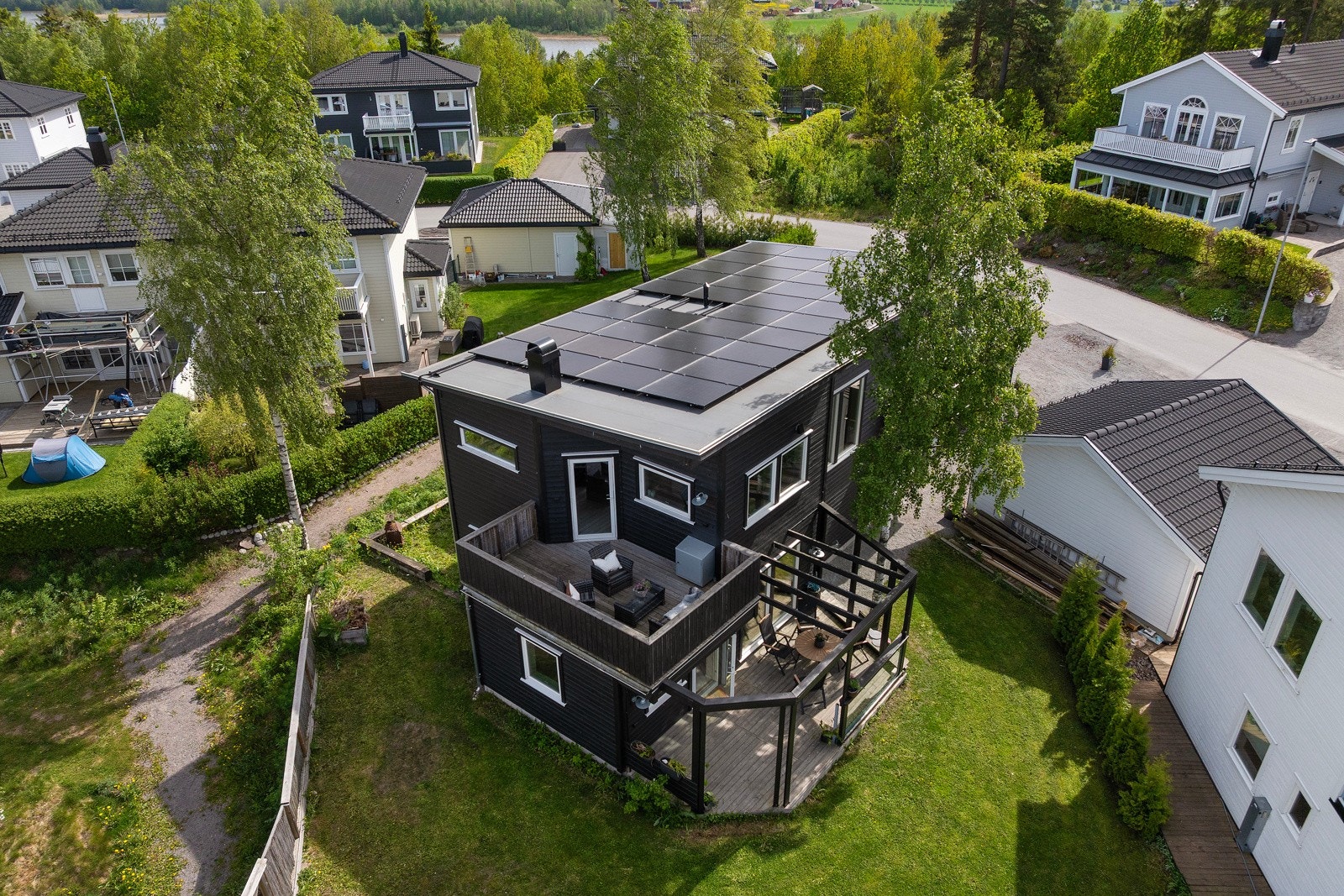 Taket er dekket med solcellepaneler Galleribilde