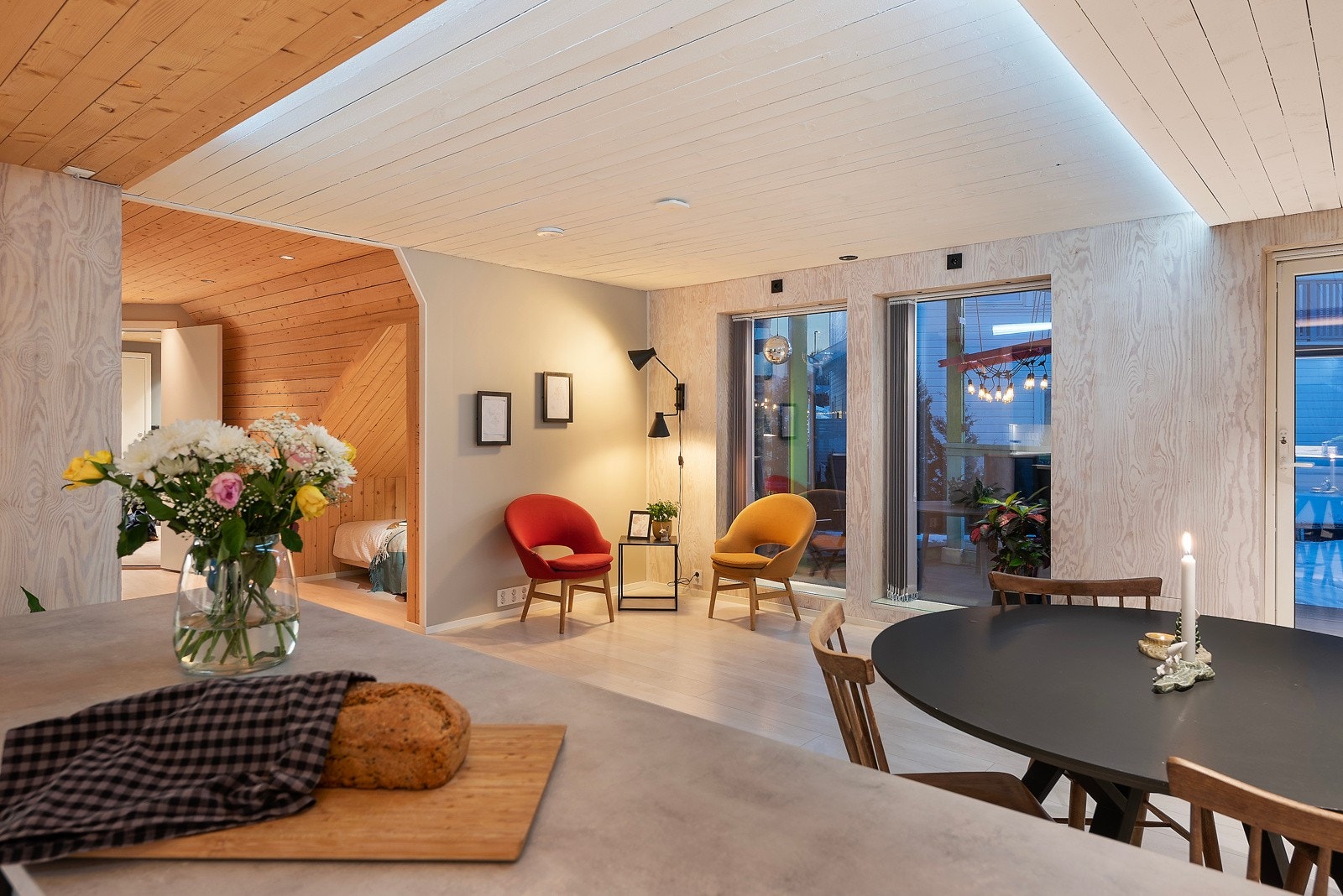 Stuen har god plass til både spisebord og en komfortabel sittegruppe, perfekt for både måltider og avslapning Galleribilde