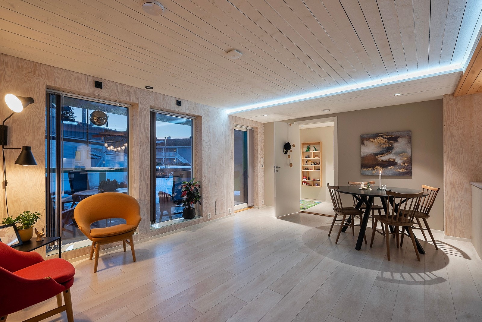 Fra stuen har du adkomst til uteplassen, samt ett av soverommene Galleribilde