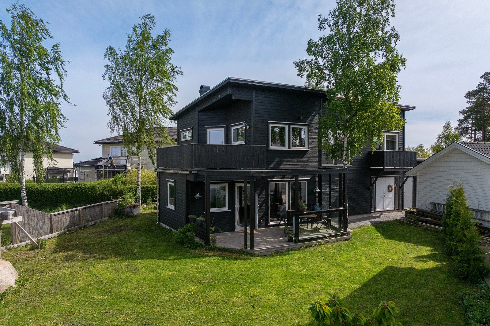 Til eiendommen er det romslig hage som innbyr til lek og morro Galleribilde