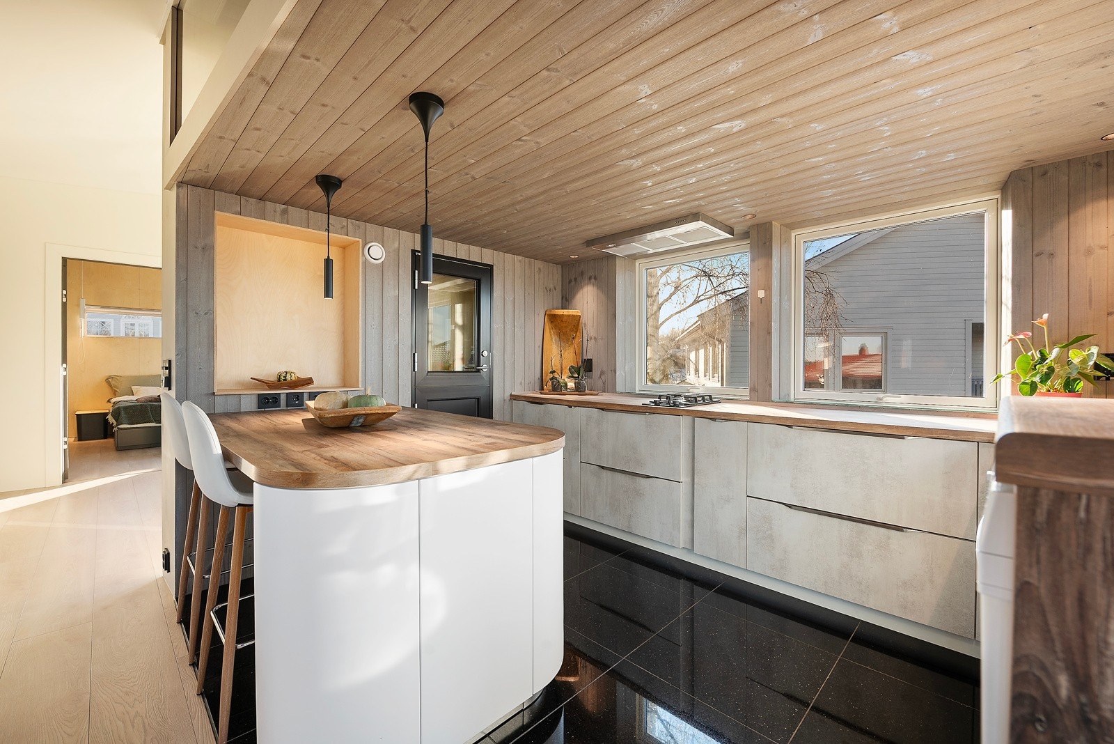 Et stilfullt og moderne kjøkken med et naturlig uttrykk, som skaper en varmt og innbydende uttrykk Galleribilde