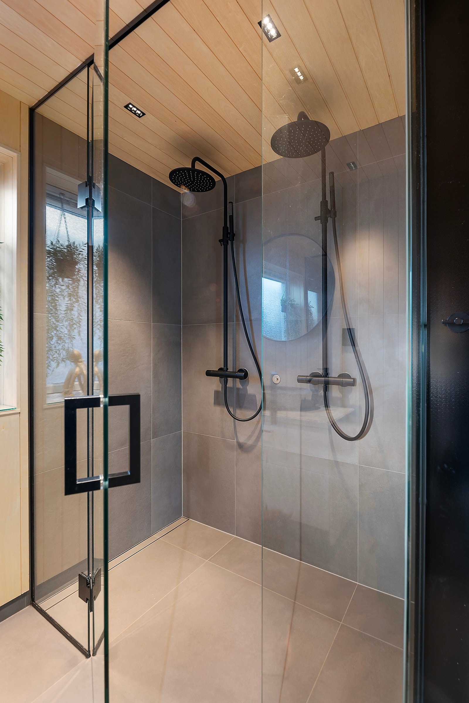 Den dobledusjen har elegante glassdører og moderne svarte detaljer, som gir et stilrent og sofistikert preg Galleribilde