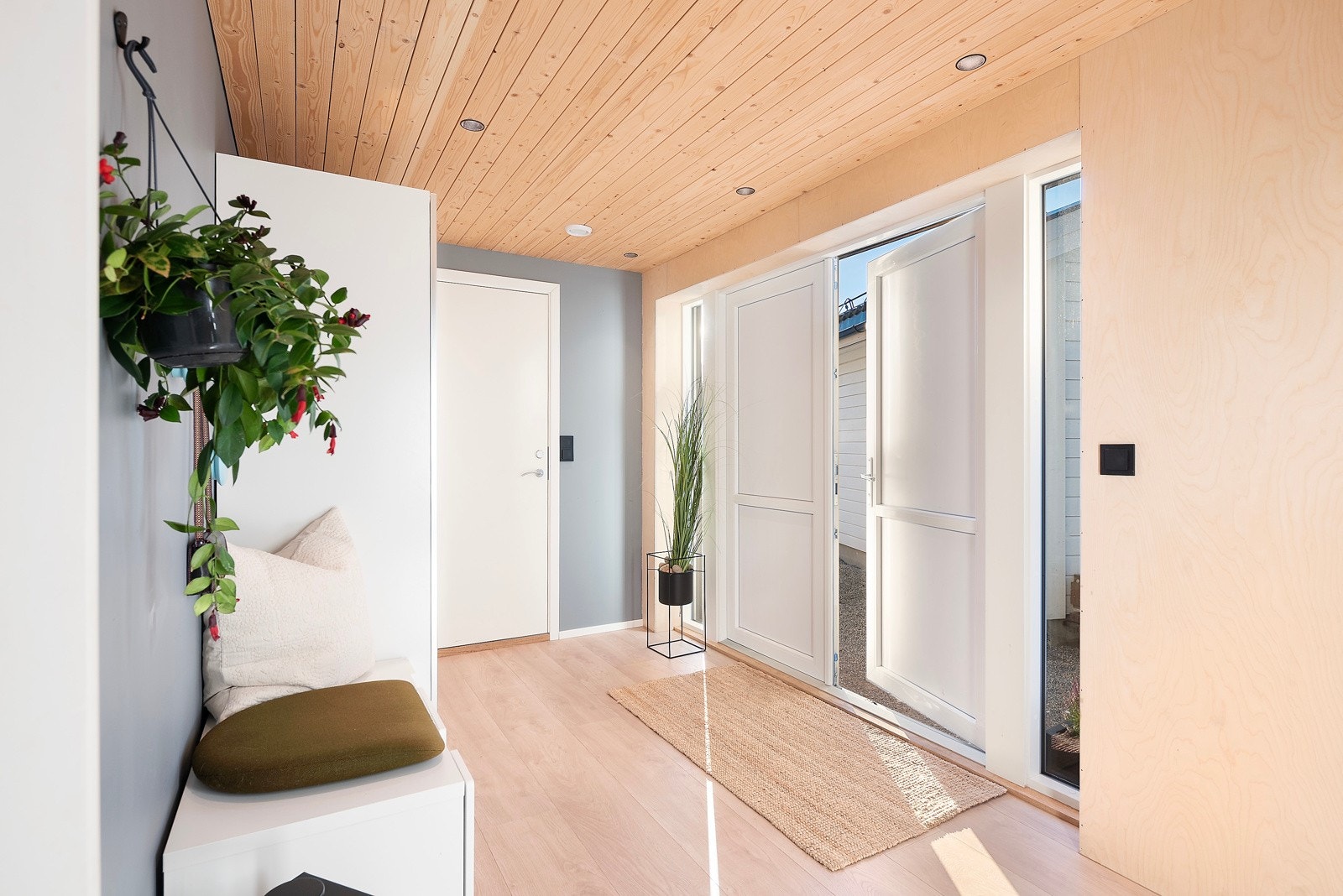 I 1. etasje ønskes du velkommen inn i en romslig entré med naturlig lys fra vindusflater og moderne downlights i taket Galleribilde