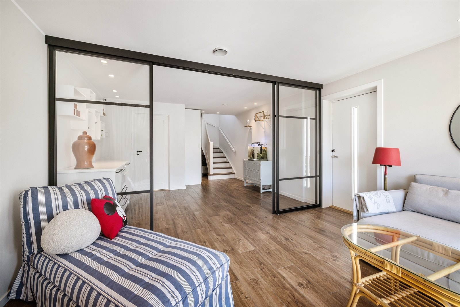 Underetasjen har en egen inngang og det er enkelt å gjøre om denne etasjen til utleie. Galleribilde