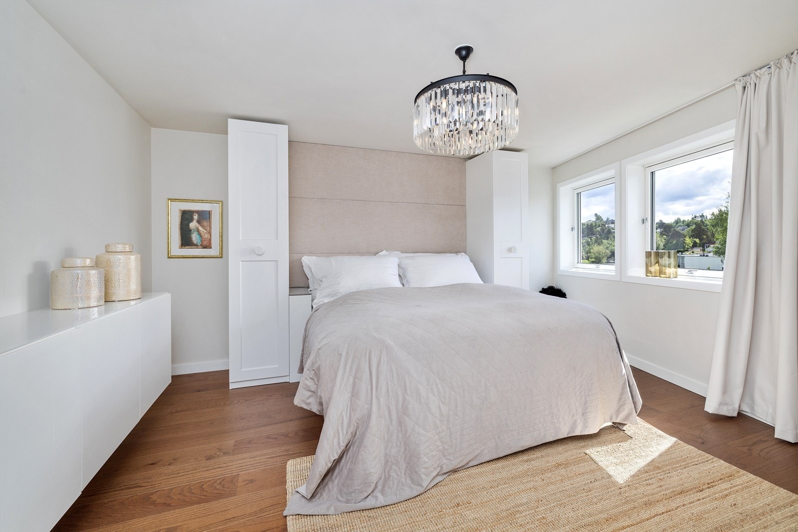 Hovedsoverom har noe garderobeplass, men mellom bad og kjøkken er det egen walk-in garderobe. Galleribilde