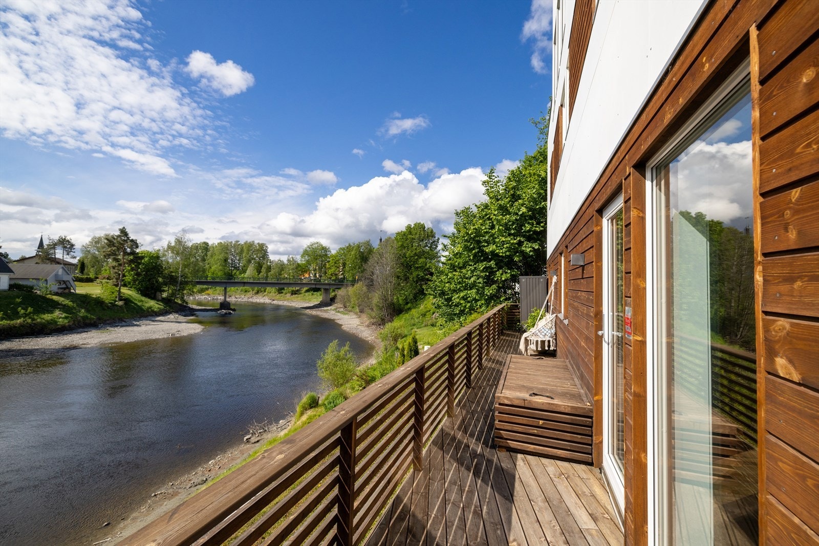 Utenfor stuen i underetasjen er det en fin balkong. Galleribilde