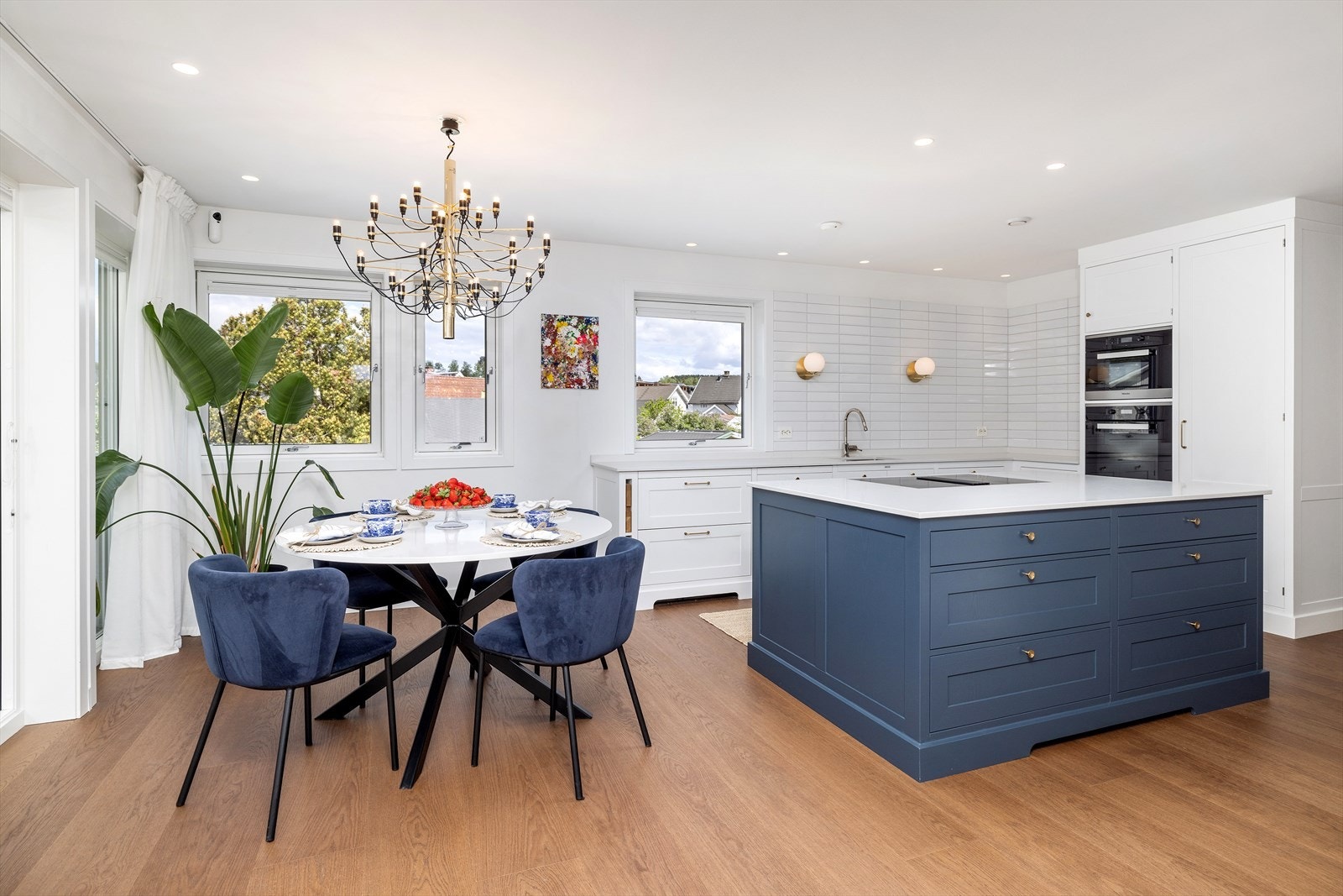 Hovedetasjen inneholder et delikat kjøkken. Innredningen her og i skafferiet er levert av Kvänum. Et svært eksklusivt kjøkken av høy kvalitet. Galleribilde