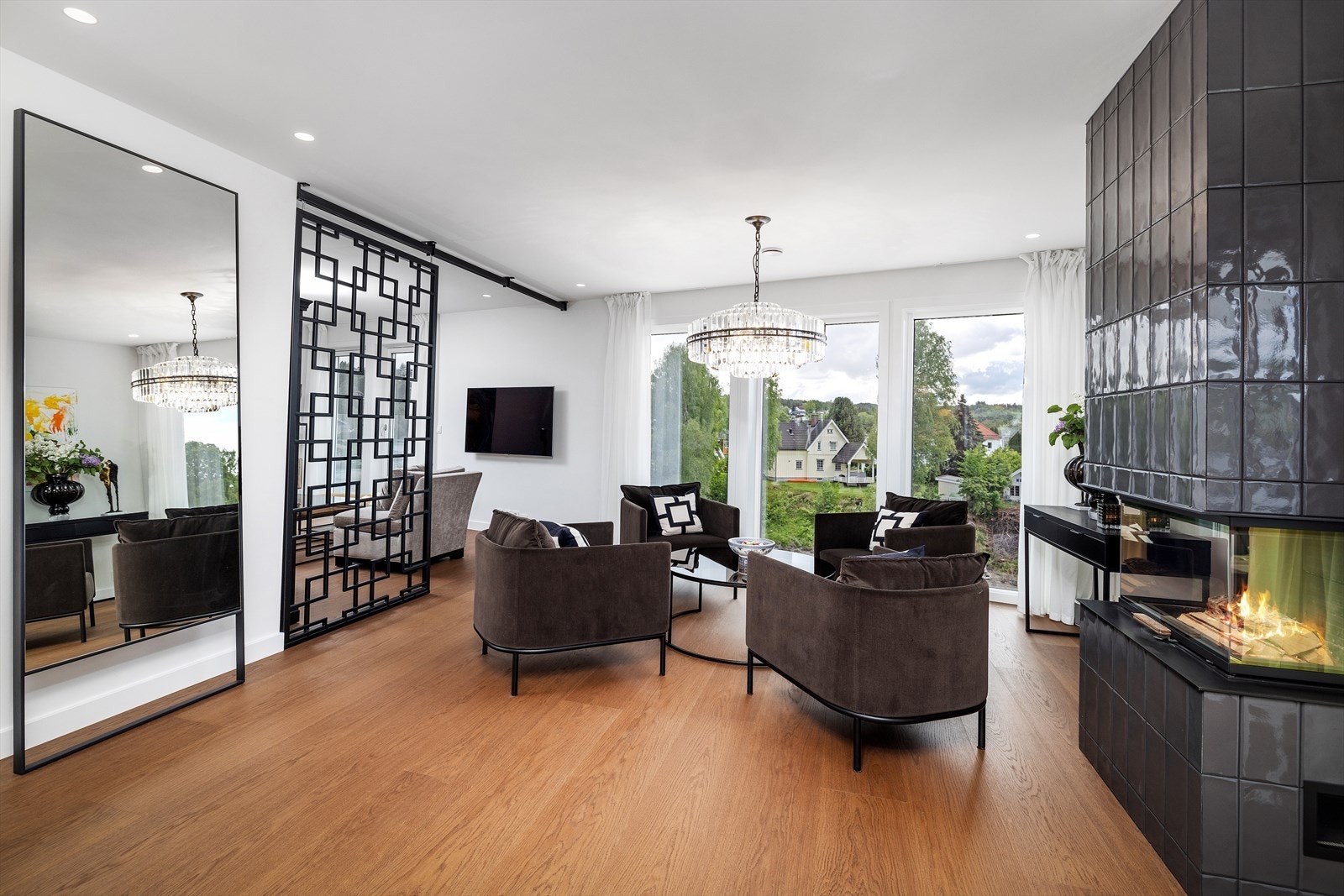 Vinduene i stuen sørger for en utrolig fin nærhet til elven utenfor. Galleribilde