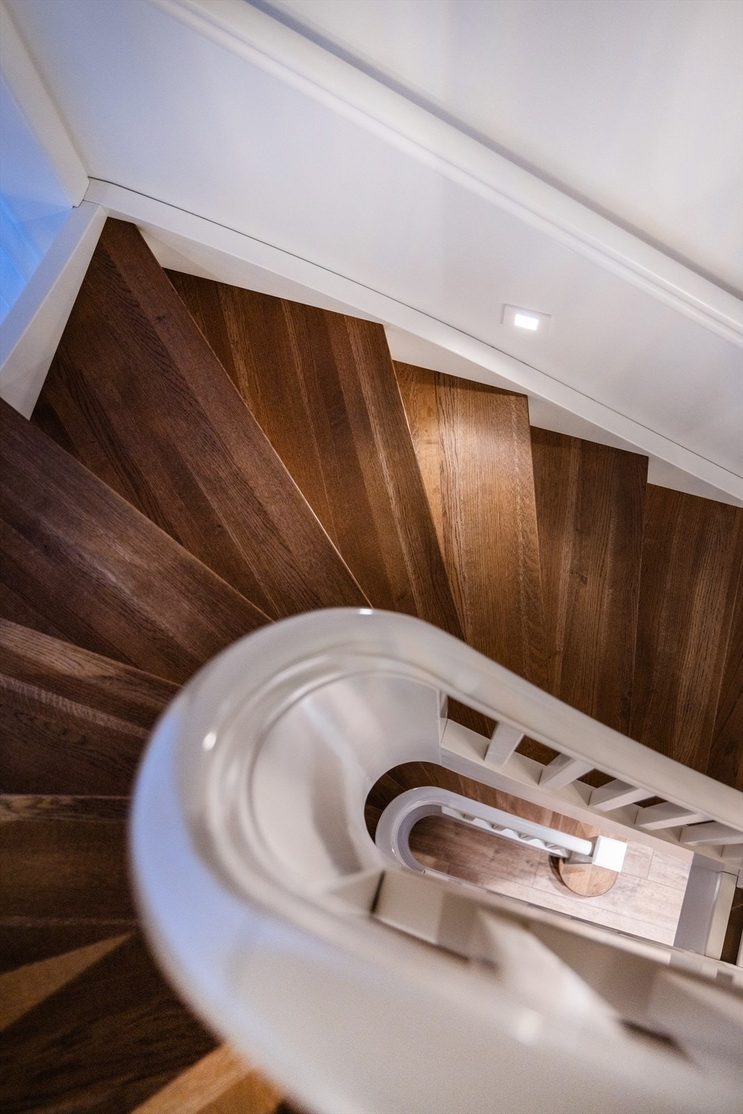 Trappen er et flott møbel som går gjennom alle etasjene. Galleribilde