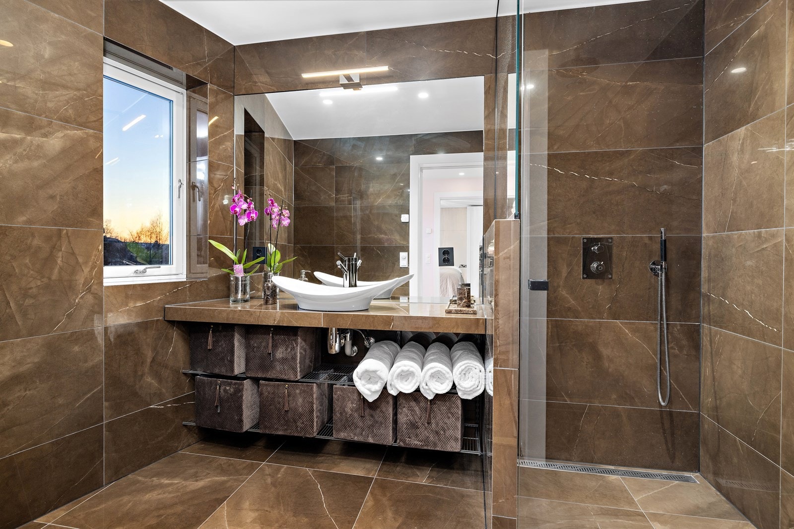 På badet er det egen dusjnisje med god plass. Galleribilde