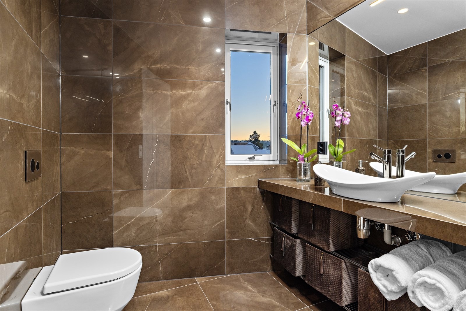 Badet til hovedsoverommet har fliser fra Atlas Concorde av typen Marvel Bronze Luxury. De samme flisene er benyttet på benken. Galleribilde