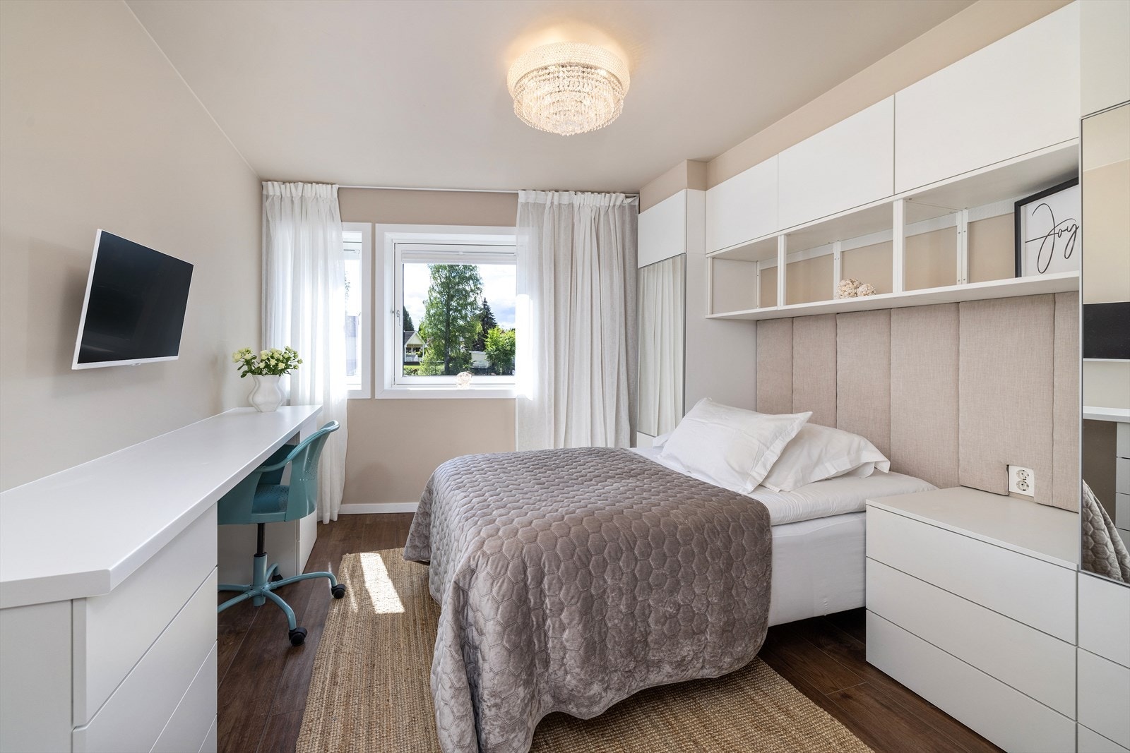 I underetasjen er det 2 fine soverom og eget bad. Galleribilde