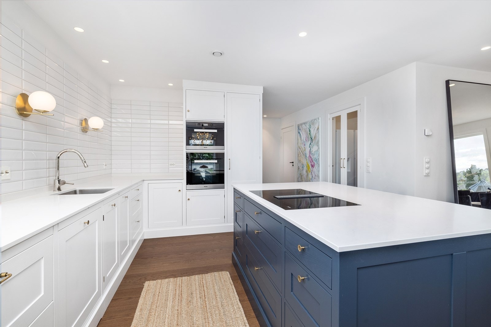 Kjøkkenet har kjøleskuffer fra Noorcool og hvitevarer fra Miele. Benkeplaten er av Kompositt. Denne er levert av Sigvartsen. Galleribilde