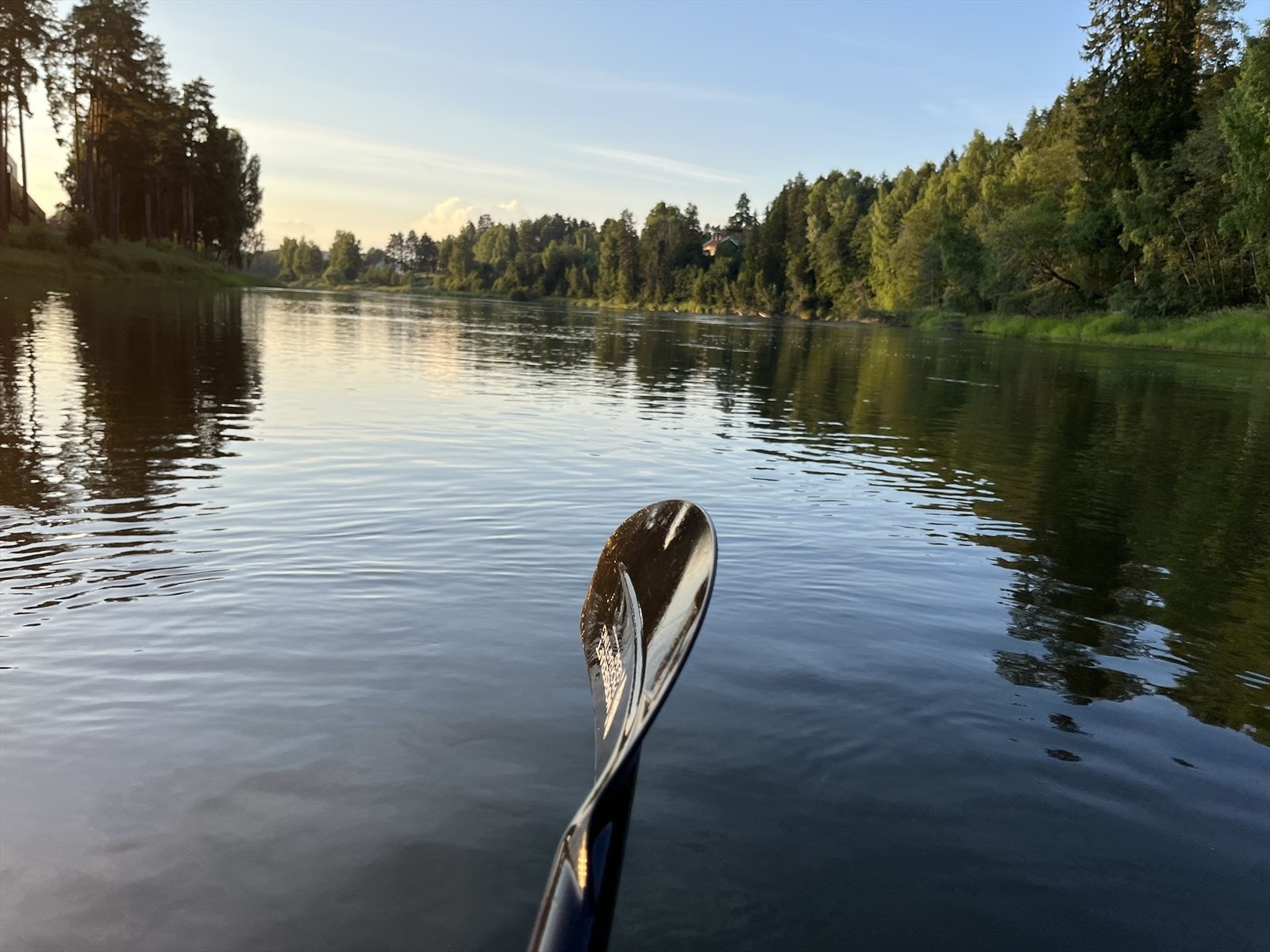 Fra eiendommen kan man hoppe rett i kajakken å utforske elven før morgenkaffen nytes på brygga. Galleribilde