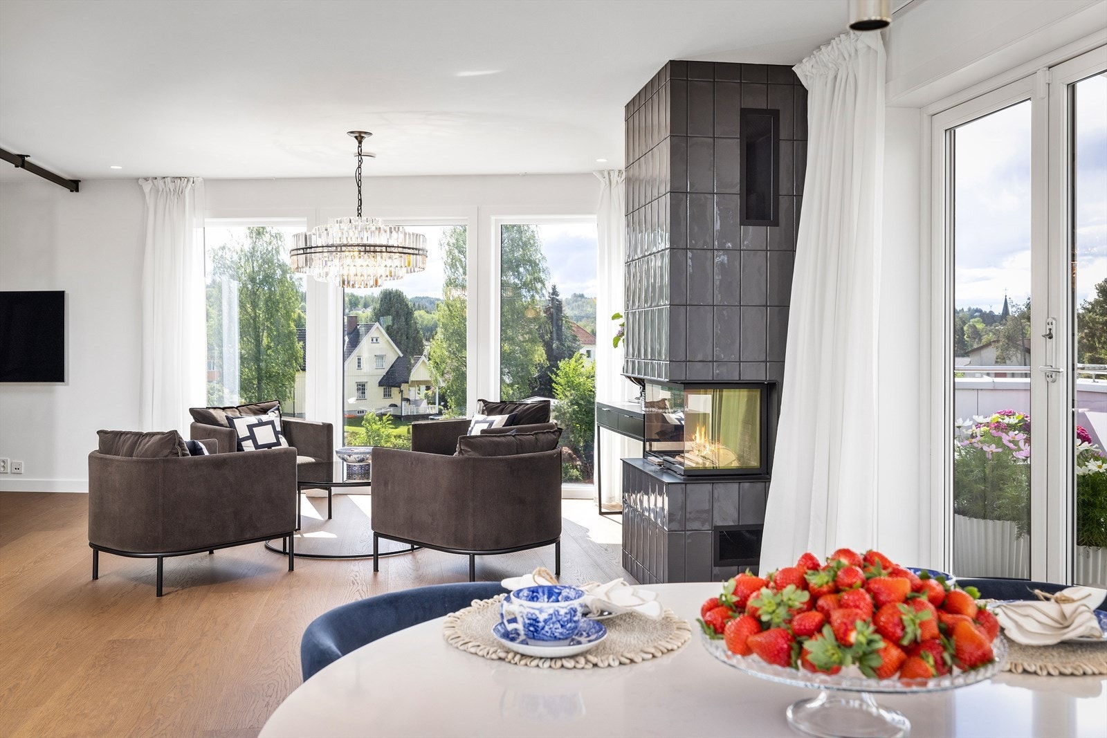 Ildstedet sørger for en fin soneinndeling mellom kjøkken og stue. Galleribilde