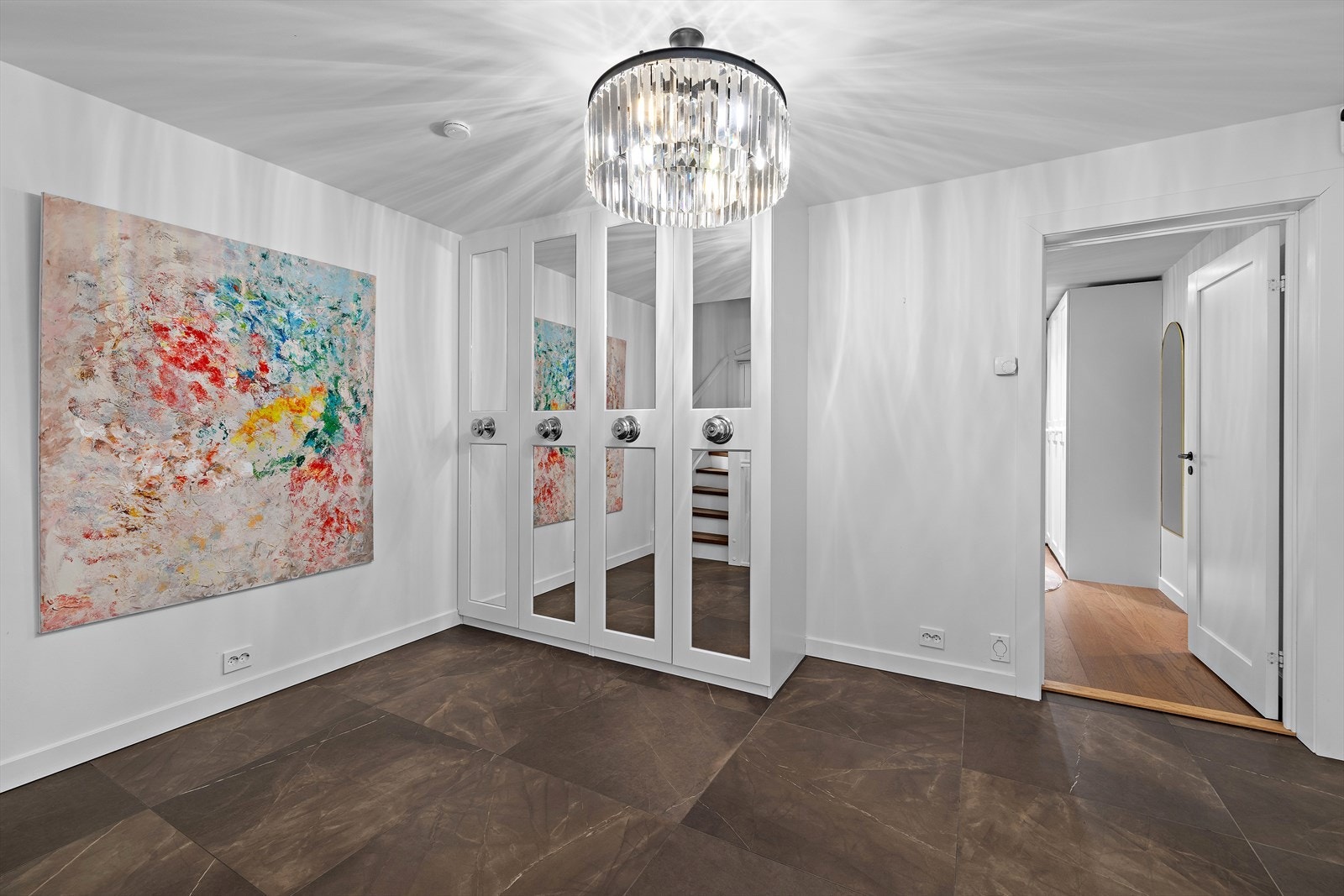 Her er det rikelig med garderobeplass. Soveromsavdelingen ligger også i denne etasjen. Galleribilde