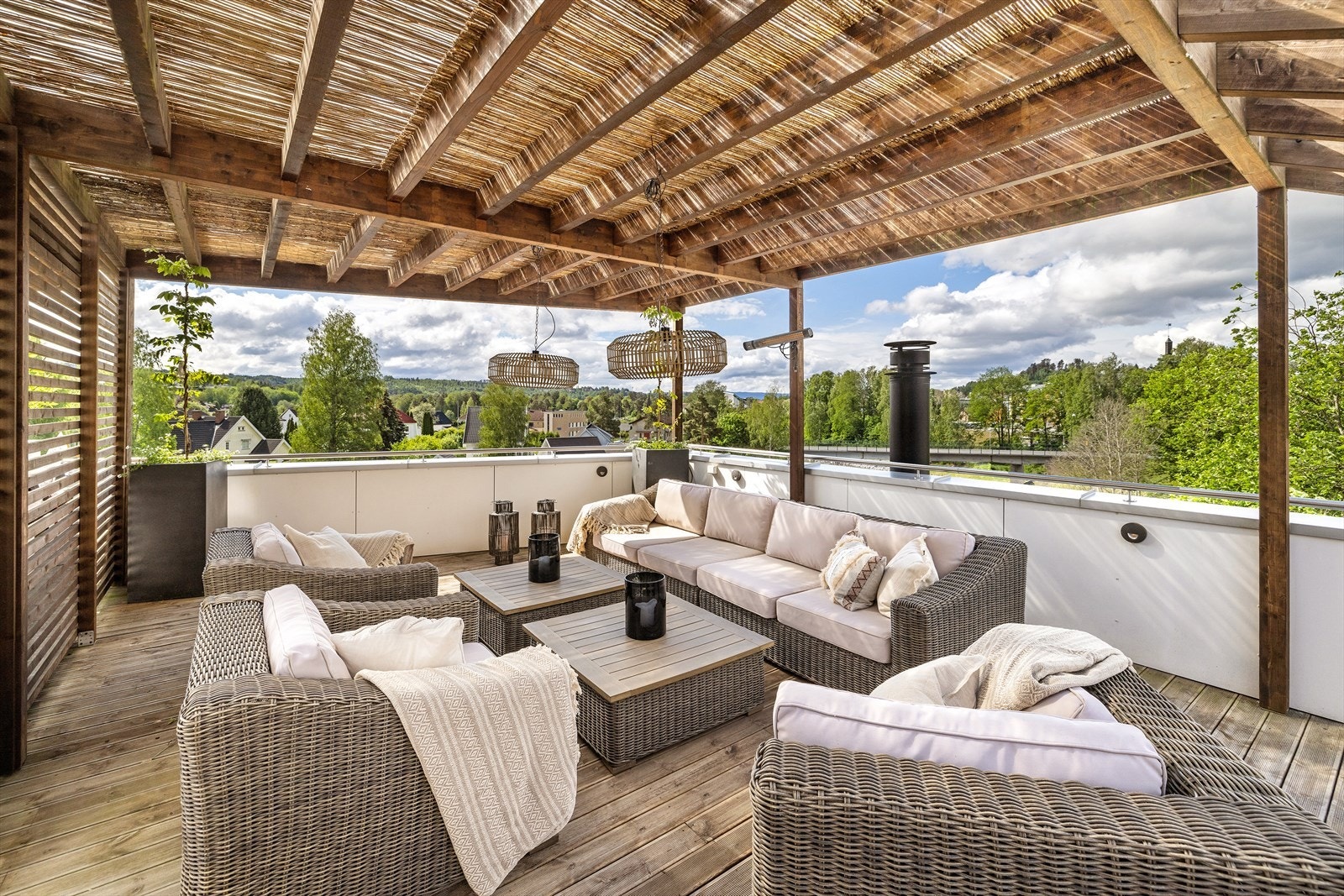 Her sitter man litt skjermet fra solen med fantastisk utsyn og lite innsyn. Galleribilde