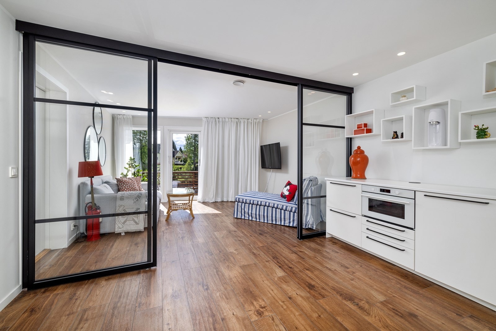 Her er det mulig å stenge av litt slik at man sitter litt skjermet mht. lyd. Galleribilde