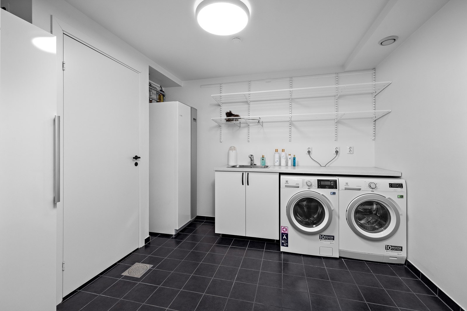 I underetasjen er vaskerommet praktisk plassert. Her er også sentralen for vannbåren varme. Galleribilde