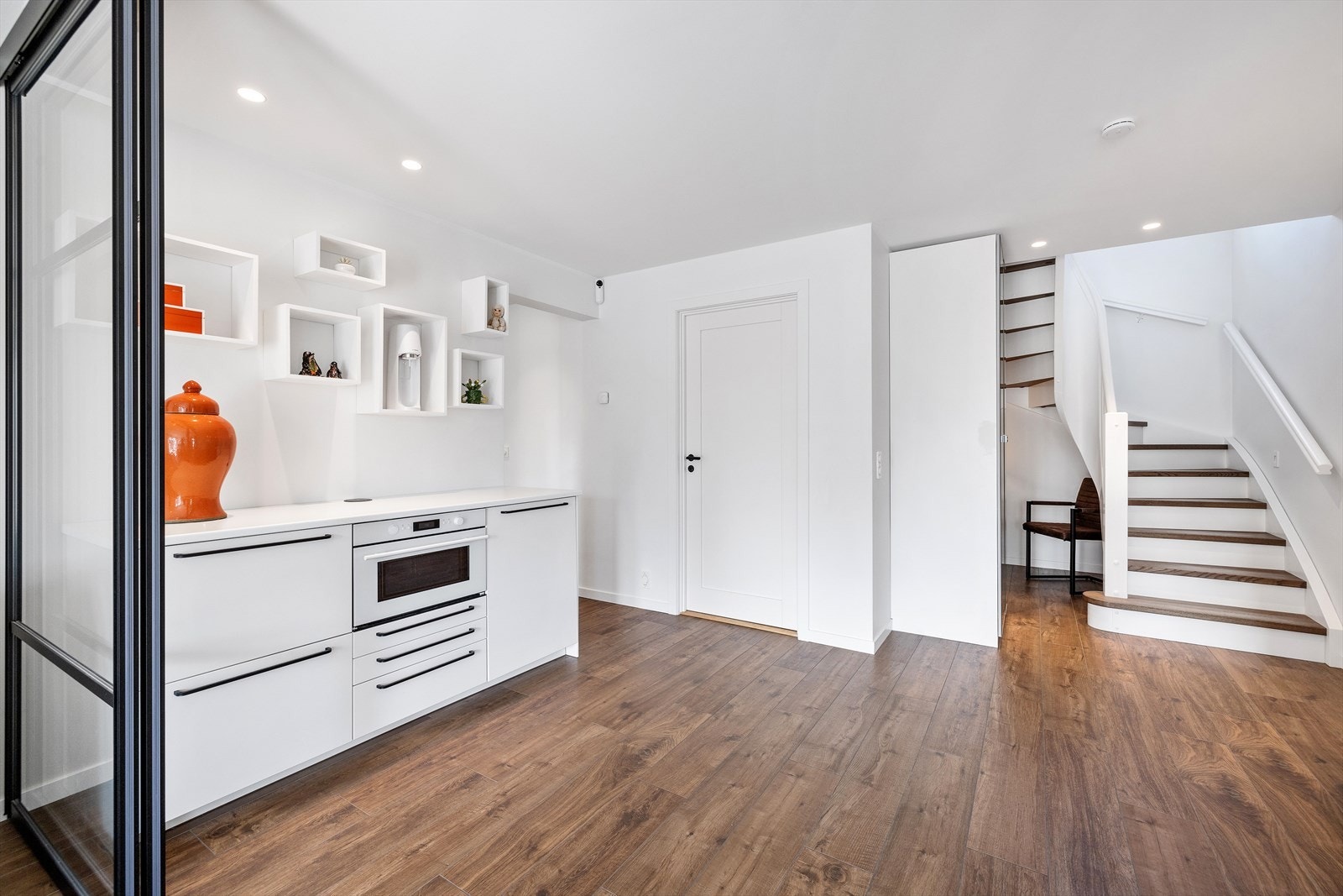 Underetasjen er opprinnelig tegnet som hybel, med egen inngang. Eier har benyttet etasjen som ungdoms-avdeling. Galleribilde