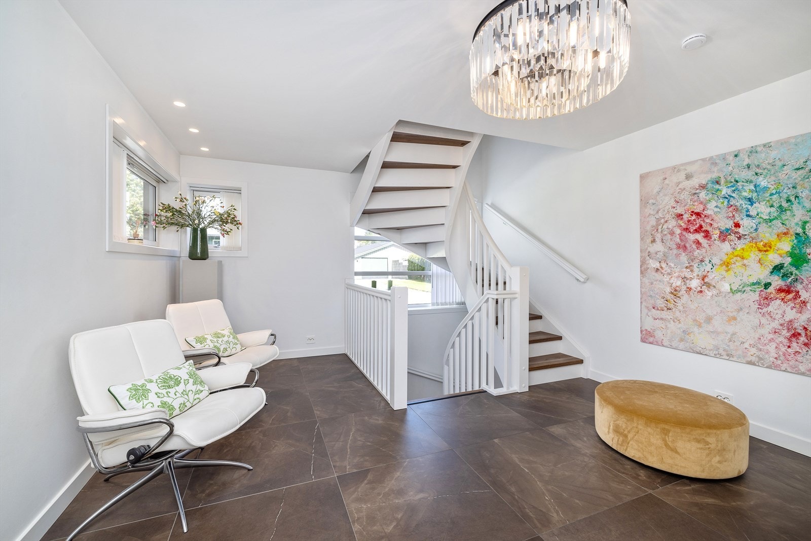 Inne i boligen møtes man av en stor, romslig hall med fliser og vannbåren varme. Galleribilde