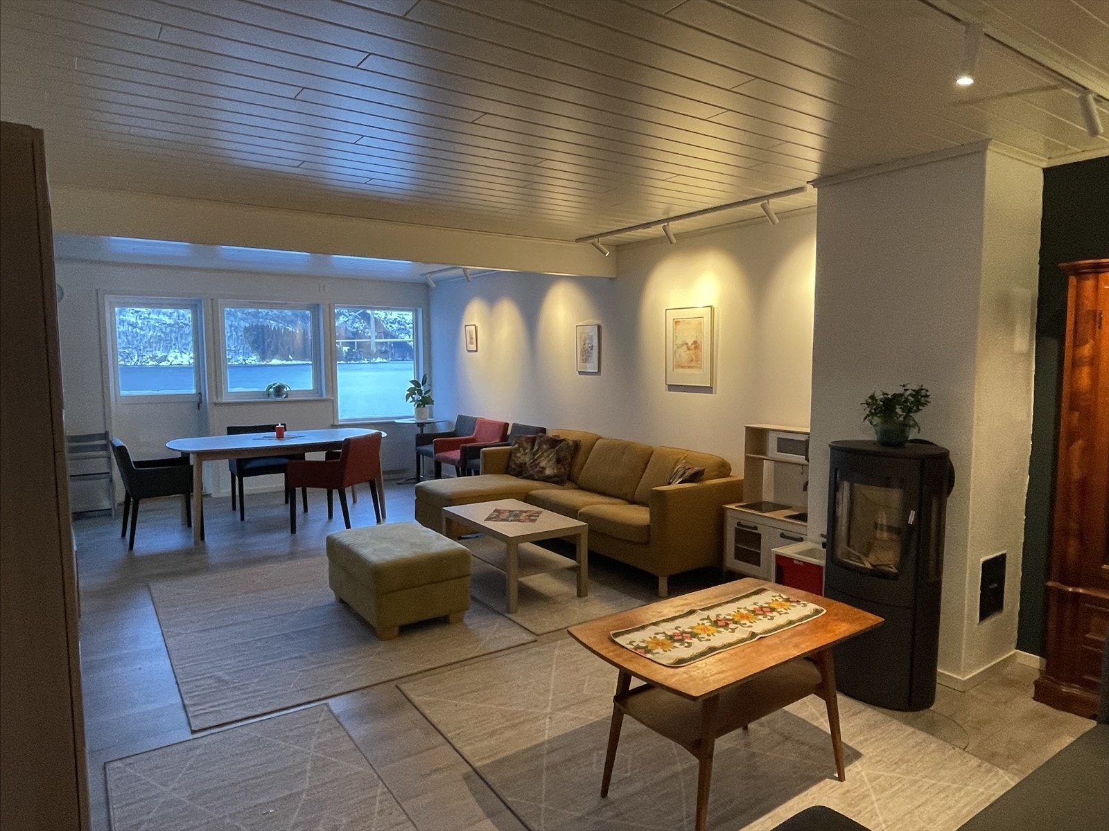 Stova er romsleg og enkel og møblere med plass til fleire sitjegrupper Galleribilde