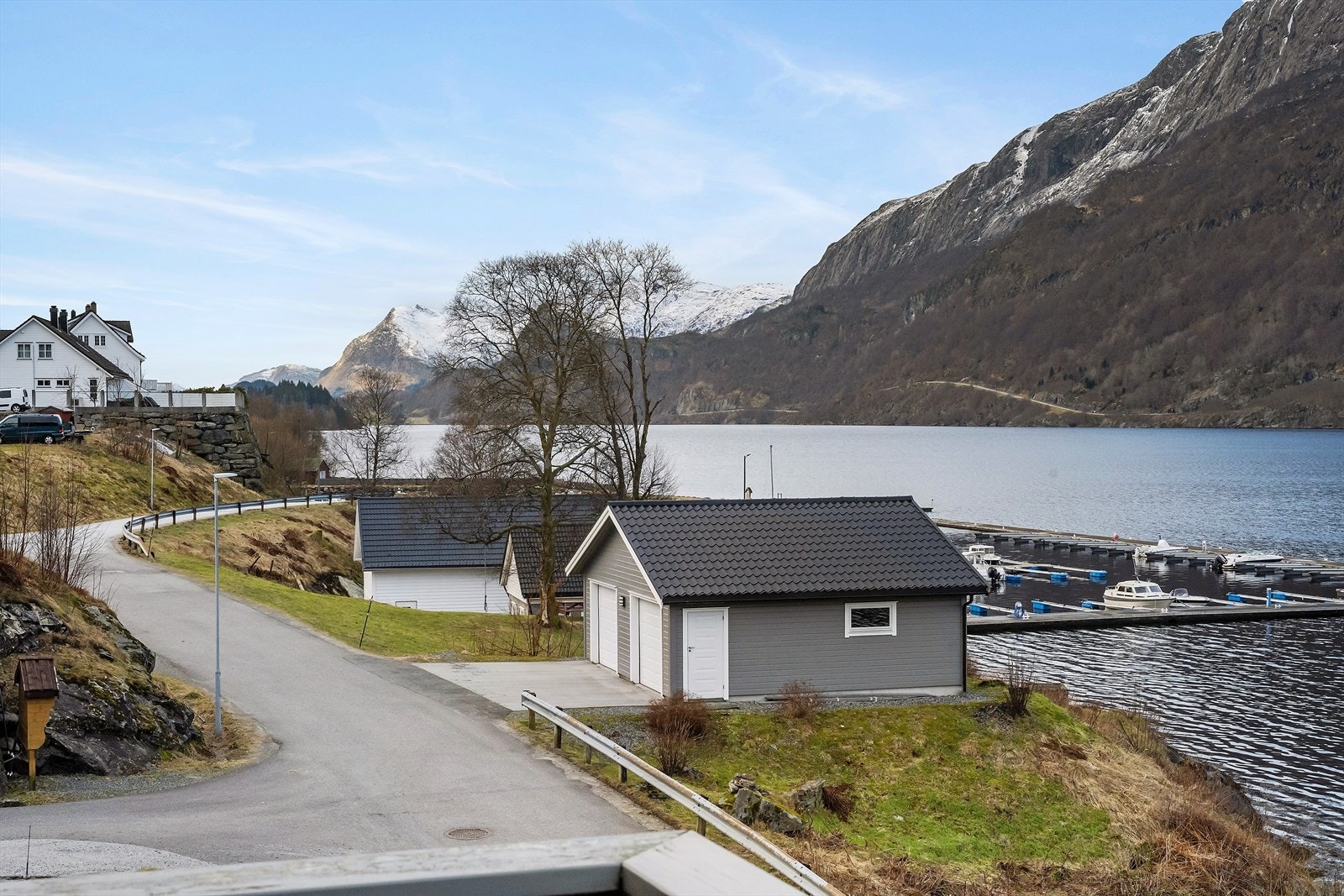 I tillegg til parkering på tunet er det tomt for eventuell oppføring av garasje Galleribilde