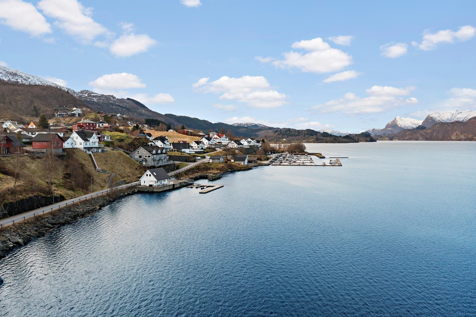 Sameiget ligg roleg og solrikt til og det er båtplass like ved Galleribilde