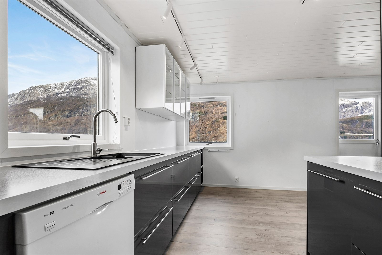 Lyst og triveleg kjøkken med utsikt Galleribilde