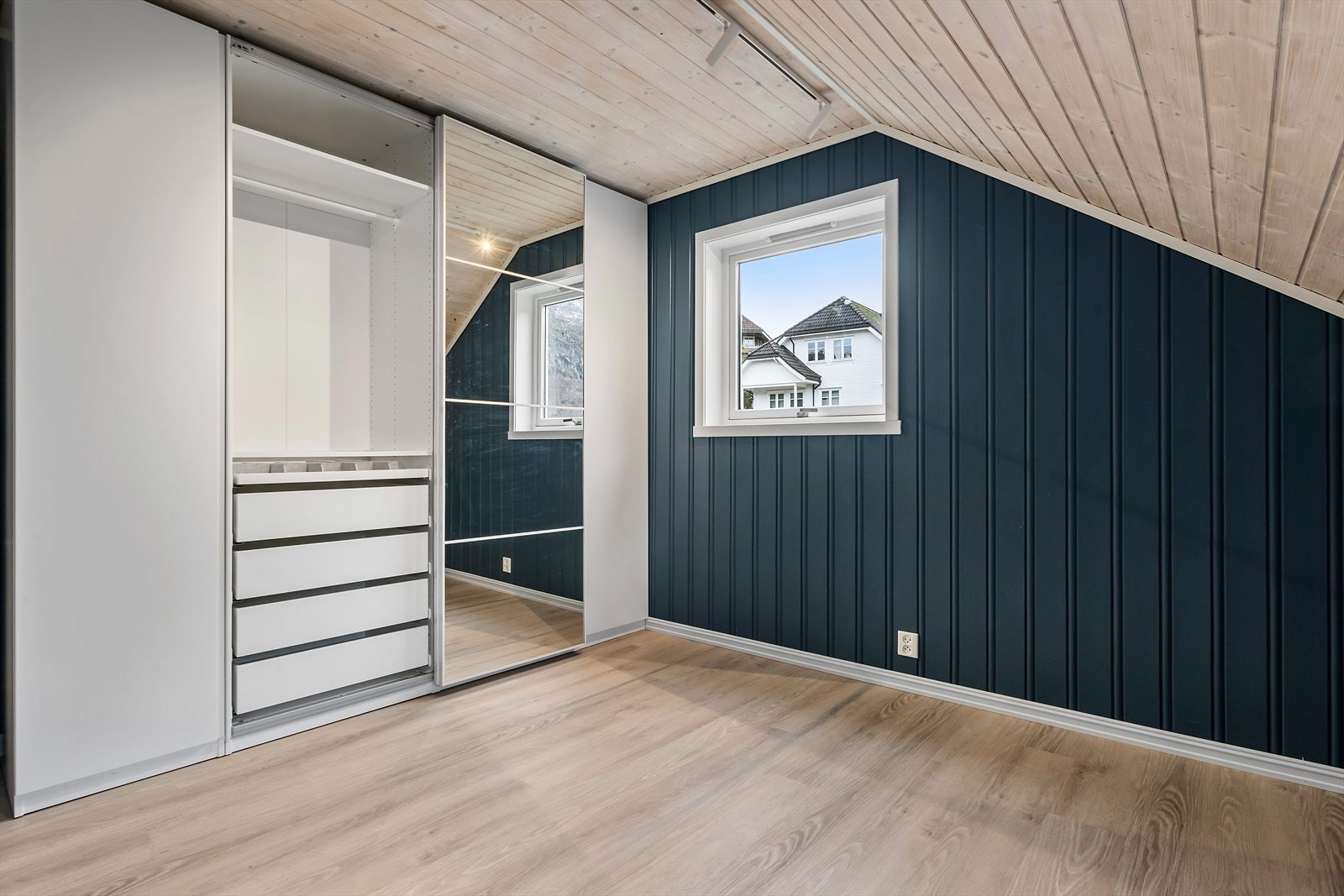 Skyvedørsgarderobe på hovudsoverommet Galleribilde