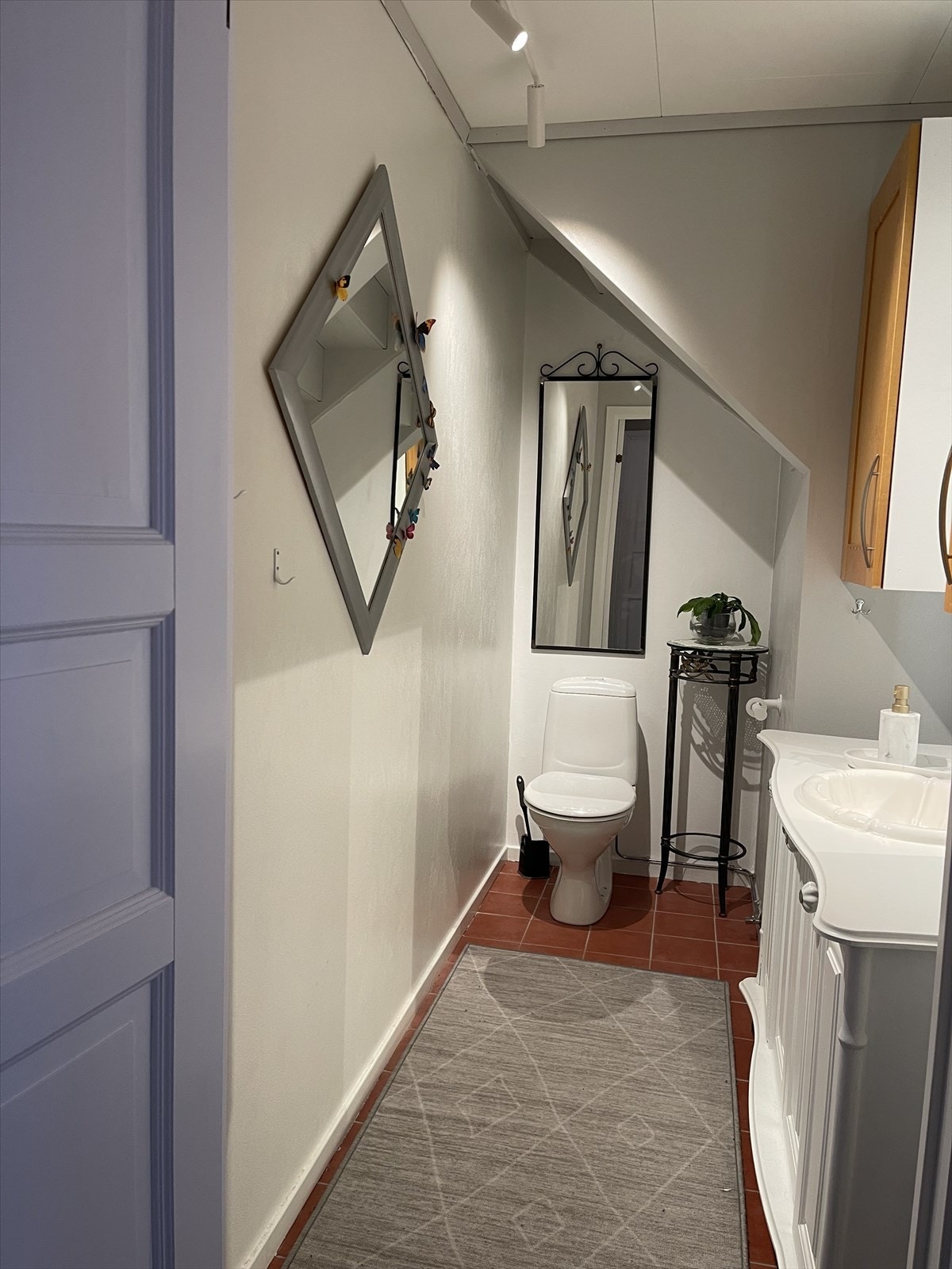 Gjestetoalett i hovudetasjen med flislagt golv Galleribilde