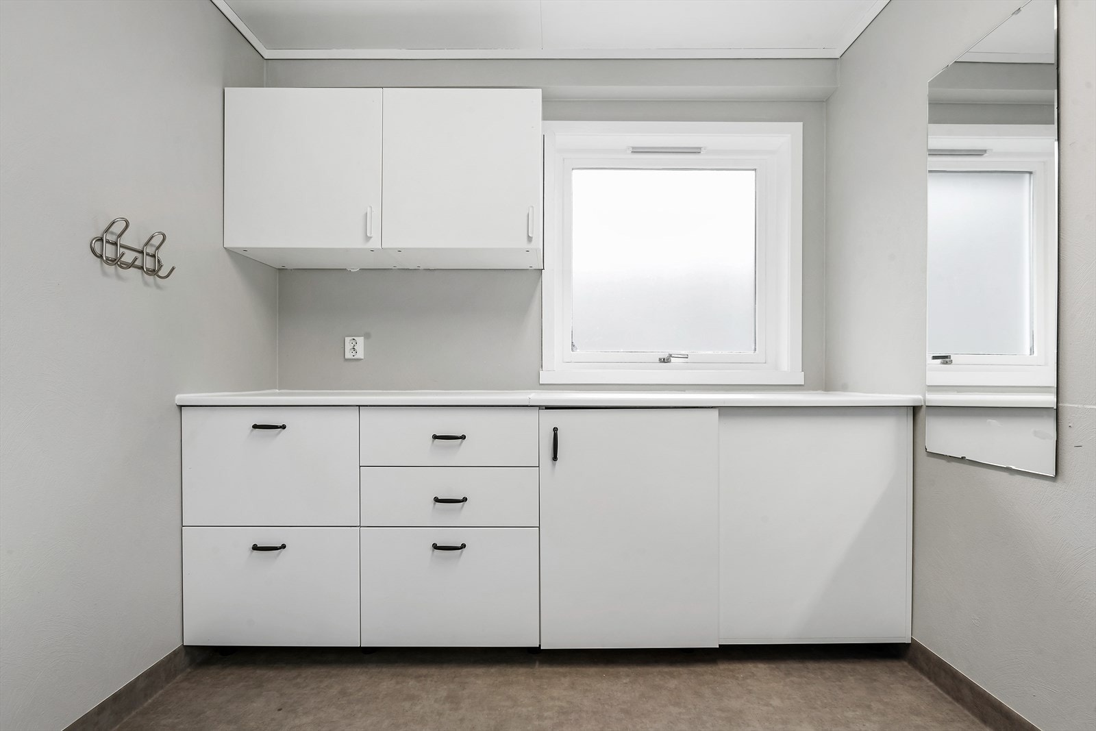 Praktisk og godt vaskerom med god plass til oppbevaring Galleribilde