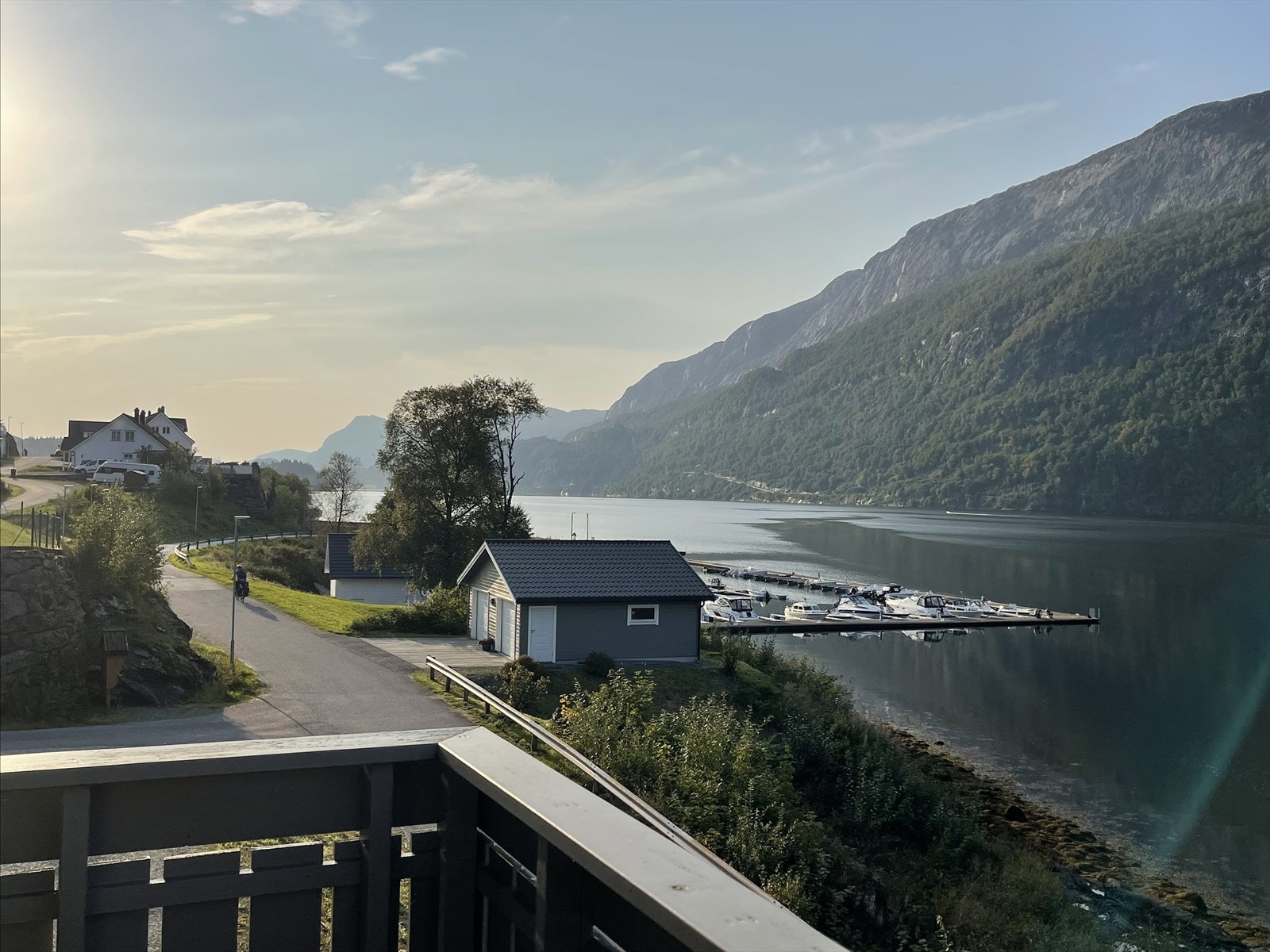 Leilegheita ligg eit steinkast frå fjorden og har gode soltilhøve Galleribilde