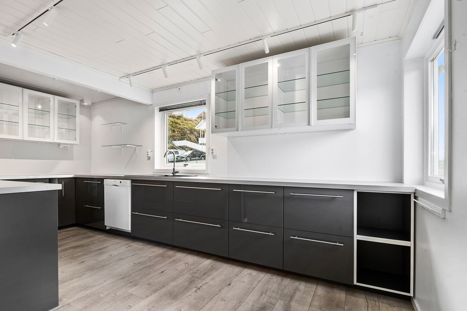 Innreiing frå IKEA har moderne glatte frontar i gråtonar og laminert benkeplate av svært god storleik Galleribilde