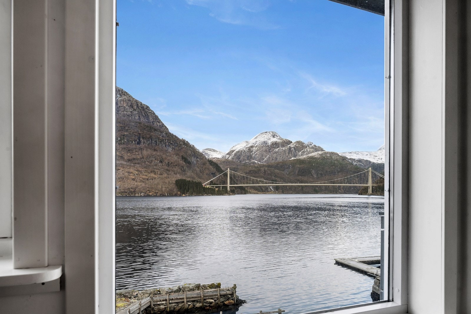 Fantastisk utsikt mot fjorden og Dalsfjordbrua frå opphaldsrommet Galleribilde