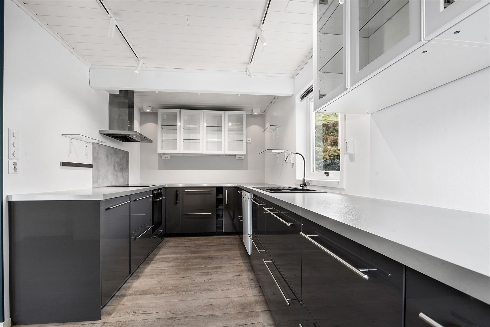 Det er integrert platetopp, steikeomn og kjøleskåp, samt frittståande oppvaskmaskin som følgjer med i salet Galleribilde