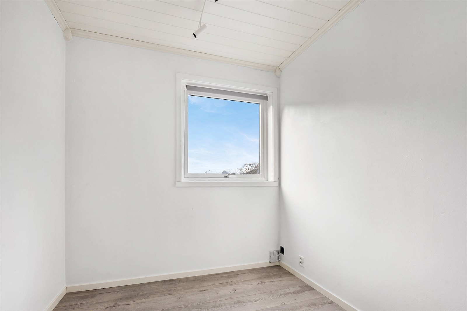 Frå stova er det tilkomst til disponibelt rom som kan nyttast som kontor, lesekrok eller gjesterom Galleribilde