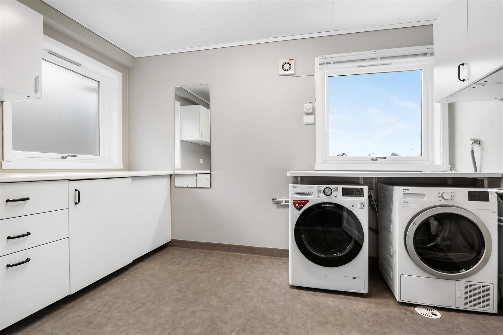 Vaskerom oppgradert i 2022 med nytt golvbelegg og IKEA innreiing Galleribilde