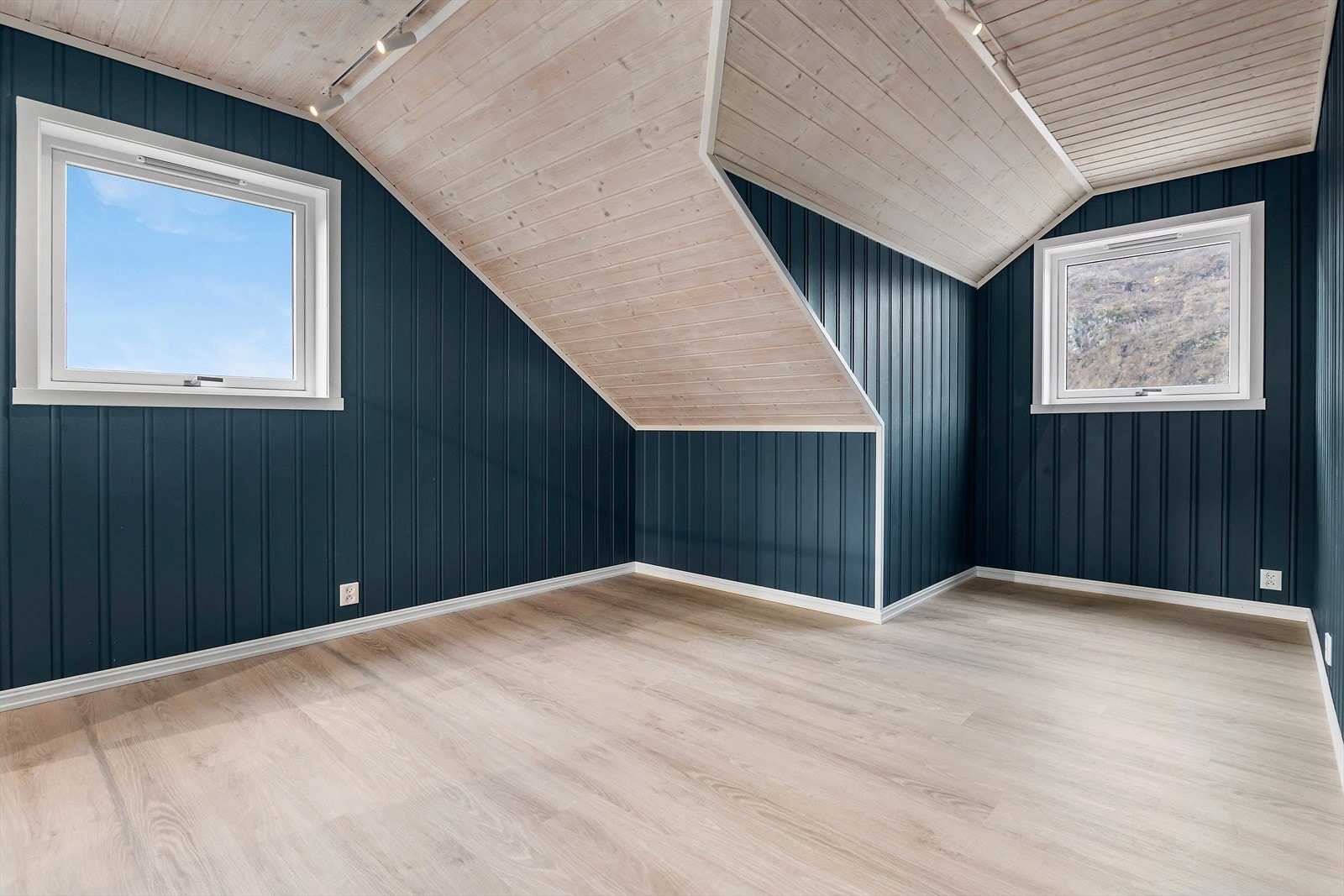 Romsleg hovudsoverom med god plass til dobbeltseng, kommodar og skåpplass Galleribilde