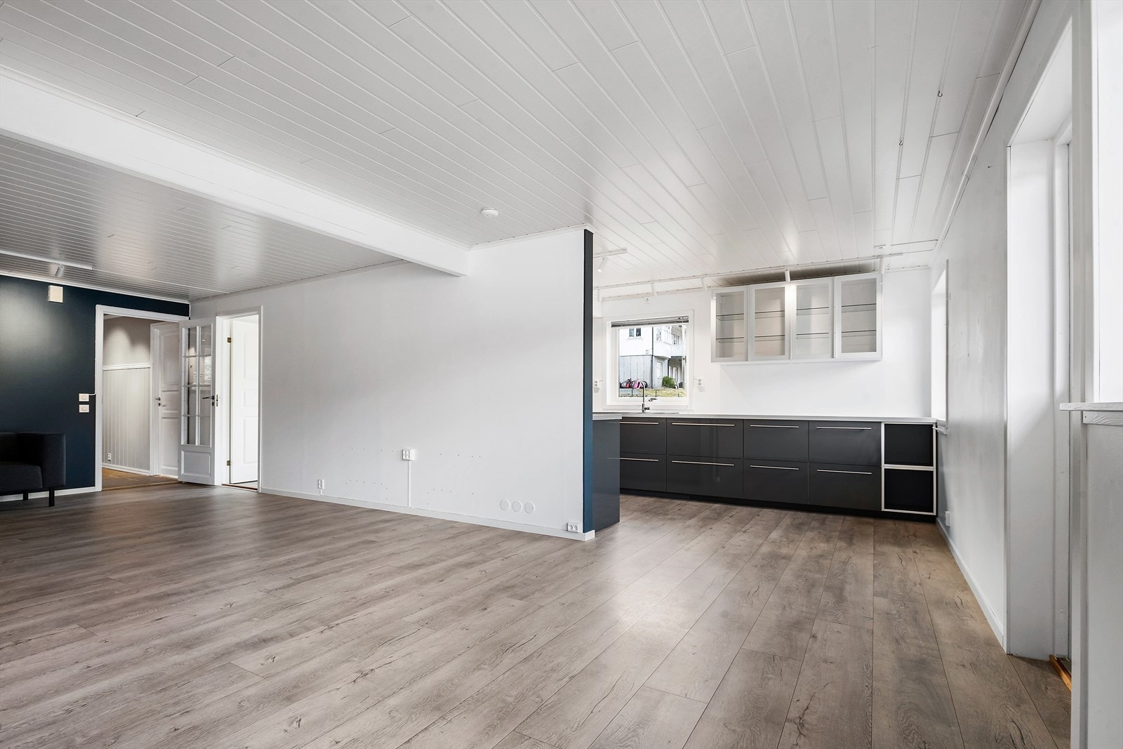 Kjøkkenet frå 2015 ligg i delvis opa løysing med stova, men er likevel praktisk skjerma med delevegg Galleribilde