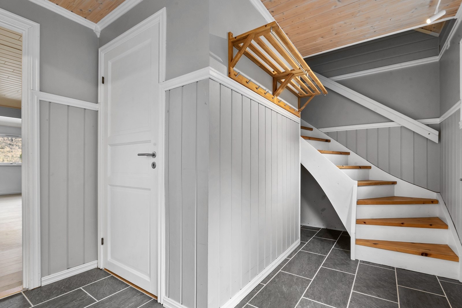 Trapp leiar opp til loftsetasjen Galleribilde