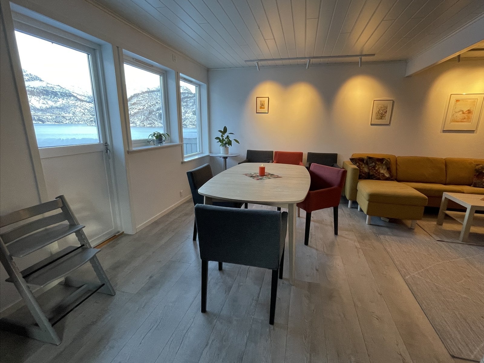 Det er god plass til stort spisebord i nær tilknytning til kjøkkenet Galleribilde