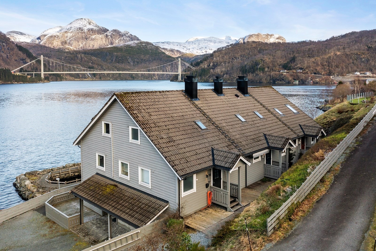 Lettstelt og overbygd inngangsparti med treplatting Galleribilde